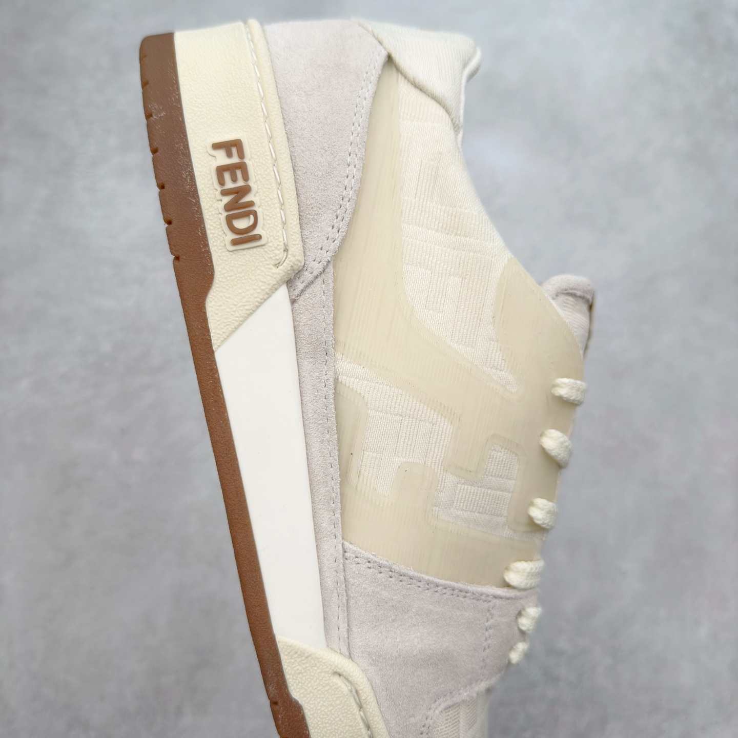 图片[6]-＃纯原 FENDI 芬迪 Match sneaters 魔术贴低帮运动鞋 独家定制 全身20几个细节点全部做到一致还原 吊打市面所有版本 独家原装套装配件官方同源 渠道原装订单 全套专柜包装物及配件#鞋底嵌入核心防伪芯片感应装置 FENDI芬迪match最新爆款情侣款运动鞋板鞋原版购入 高工艺无缝细空胶技术 贴楦误差0.05mm,鞋底采用固特异内外锁死工艺 最大限度弯折永不开胶 原鞋一致效果环保无味 鞋面采用麂皮和皮革拼接组合 logo内里采用毛巾绒里 上脚超级柔软 轻便 舒适搭配卫衣 尺码：35 36 37 38 39 40 41 42 43 44 45-选品中心