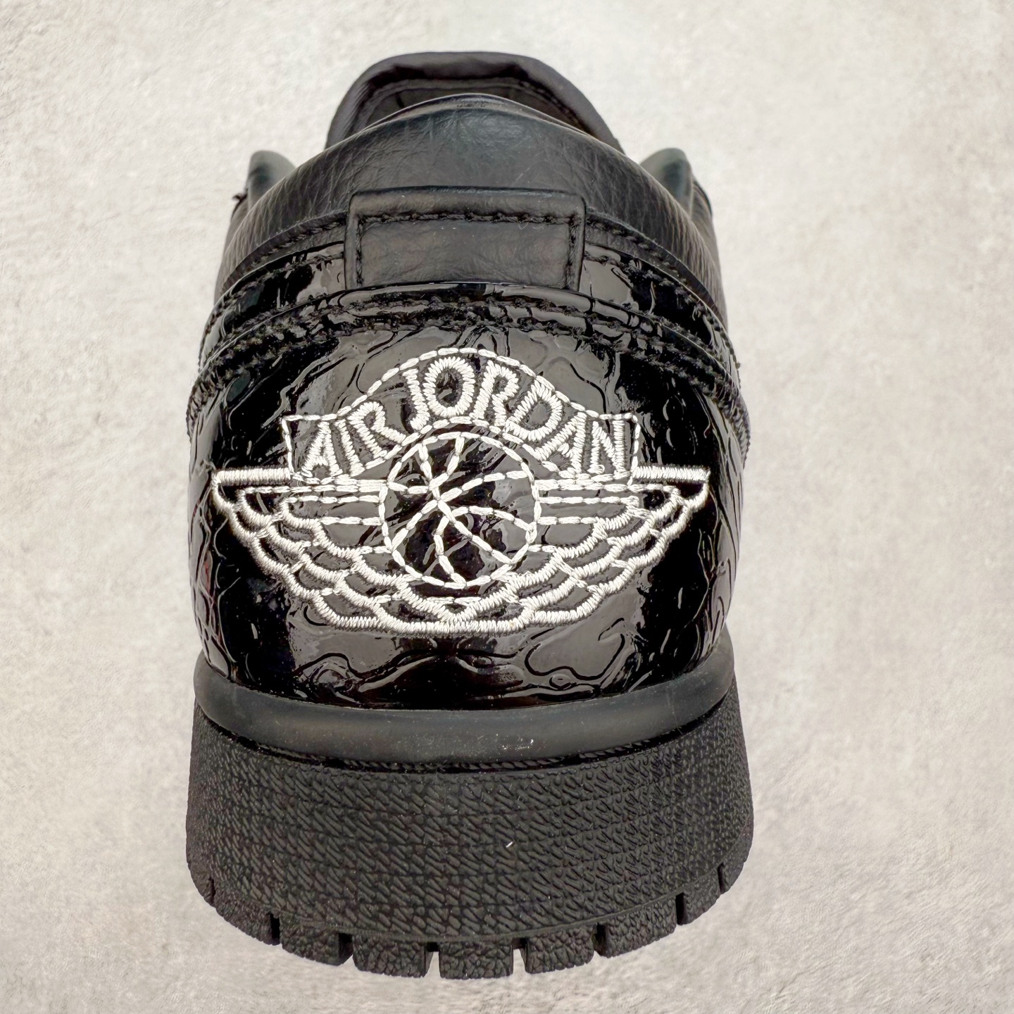 图片[8]-＃福利特价 Air Jordan AJ1 Low 低帮系列 百分百全新货品 零氧化发霉 给足利润空间操作 超乎所想的高性价比 原装楦头纸板开发 完美鞋型 超高清洁度 鞋型不臃肿别扭 原厂内置全掌气垫 A模大底 鞋舌AJ原厂专用牛津布 AJ专用反口珍珠布 原厂无杂质高弹内里海棉 特殊封边弹力鞋带 原鞋开模 拒绝公底 购置公司同步原材料 都有细节原汁原味 忠于原版 尺码：36 36.5 37.5 38 38.5 39 40 40.5 41 42 42.5 43 44 44.5 45 46-选品中心