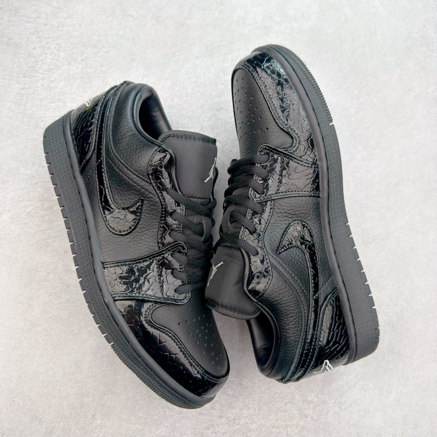 图片[3]-＃福利特价 Air Jordan AJ1 Low 低帮系列 百分百全新货品 零氧化发霉 给足利润空间操作 超乎所想的高性价比 原装楦头纸板开发 完美鞋型 超高清洁度 鞋型不臃肿别扭 原厂内置全掌气垫 A模大底 鞋舌AJ原厂专用牛津布 AJ专用反口珍珠布 原厂无杂质高弹内里海棉 特殊封边弹力鞋带 原鞋开模 拒绝公底 购置公司同步原材料 都有细节原汁原味 忠于原版 尺码：36 36.5 37.5 38 38.5 39 40 40.5 41 42 42.5 43 44 44.5 45 46-选品中心