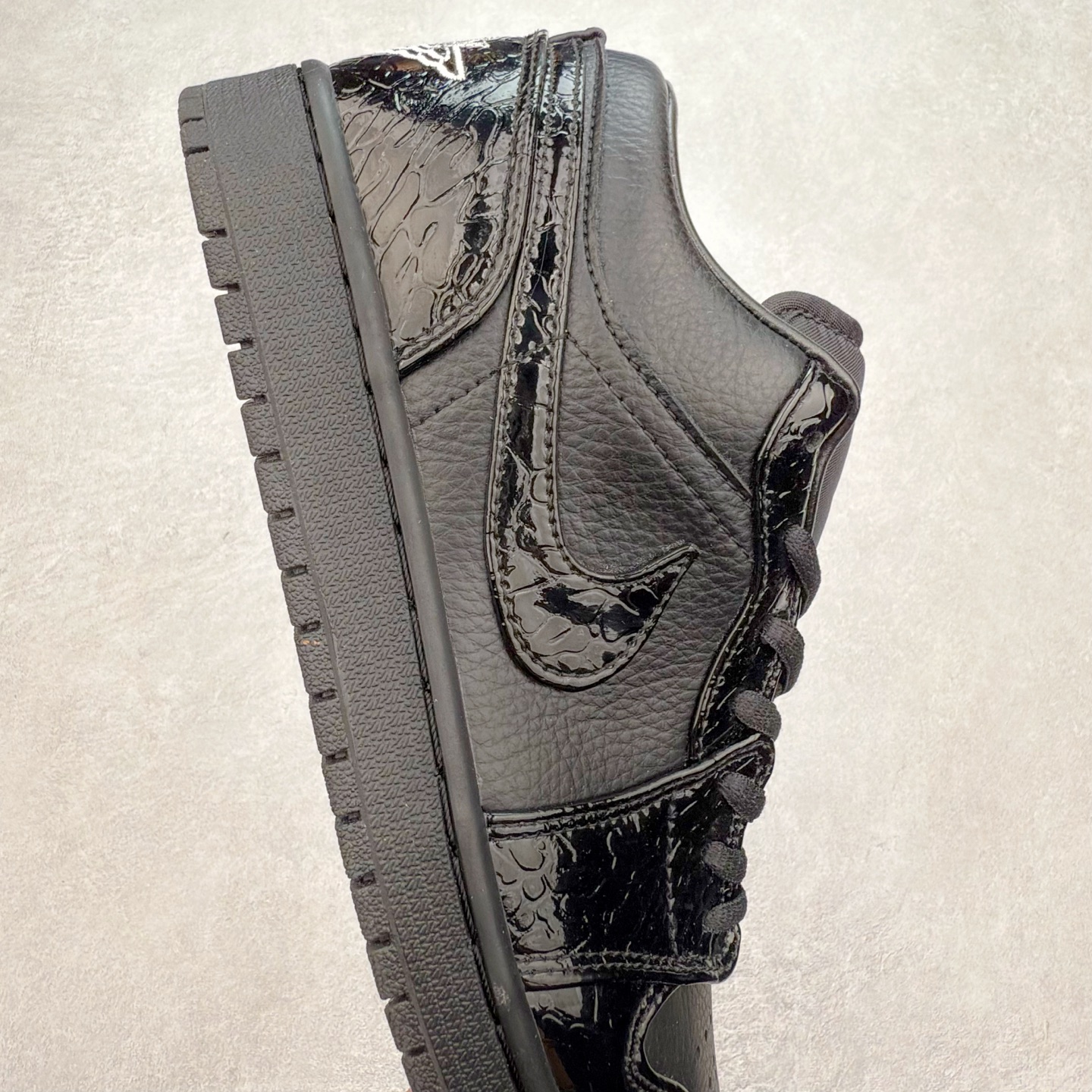 图片[6]-＃福利特价 Air Jordan AJ1 Low 低帮系列 百分百全新货品 零氧化发霉 给足利润空间操作 超乎所想的高性价比 原装楦头纸板开发 完美鞋型 超高清洁度 鞋型不臃肿别扭 原厂内置全掌气垫 A模大底 鞋舌AJ原厂专用牛津布 AJ专用反口珍珠布 原厂无杂质高弹内里海棉 特殊封边弹力鞋带 原鞋开模 拒绝公底 购置公司同步原材料 都有细节原汁原味 忠于原版 尺码：36 36.5 37.5 38 38.5 39 40 40.5 41 42 42.5 43 44 44.5 45 46-选品中心