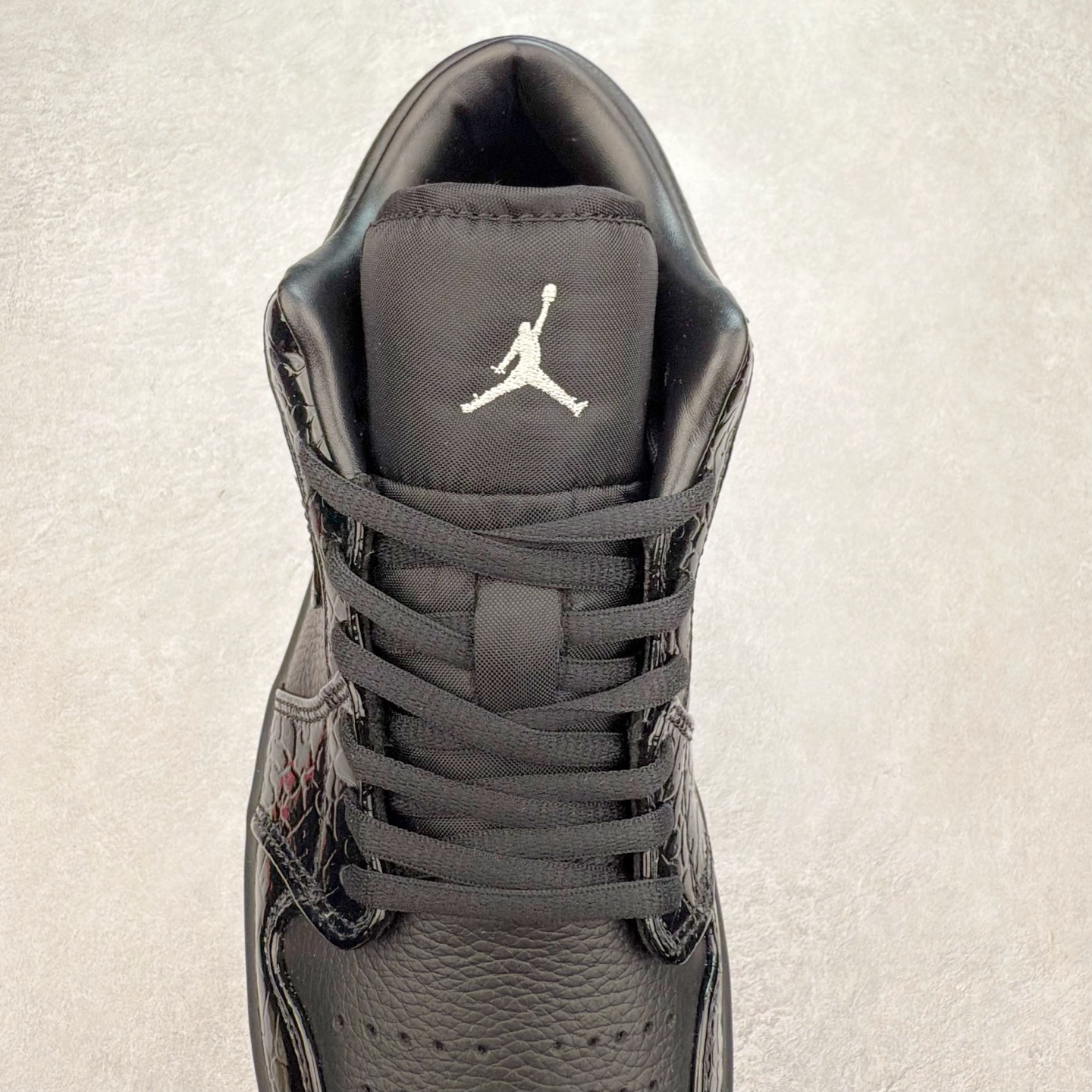 图片[5]-＃福利特价 Air Jordan AJ1 Low 低帮系列 百分百全新货品 零氧化发霉 给足利润空间操作 超乎所想的高性价比 原装楦头纸板开发 完美鞋型 超高清洁度 鞋型不臃肿别扭 原厂内置全掌气垫 A模大底 鞋舌AJ原厂专用牛津布 AJ专用反口珍珠布 原厂无杂质高弹内里海棉 特殊封边弹力鞋带 原鞋开模 拒绝公底 购置公司同步原材料 都有细节原汁原味 忠于原版 尺码：36 36.5 37.5 38 38.5 39 40 40.5 41 42 42.5 43 44 44.5 45 46-选品中心