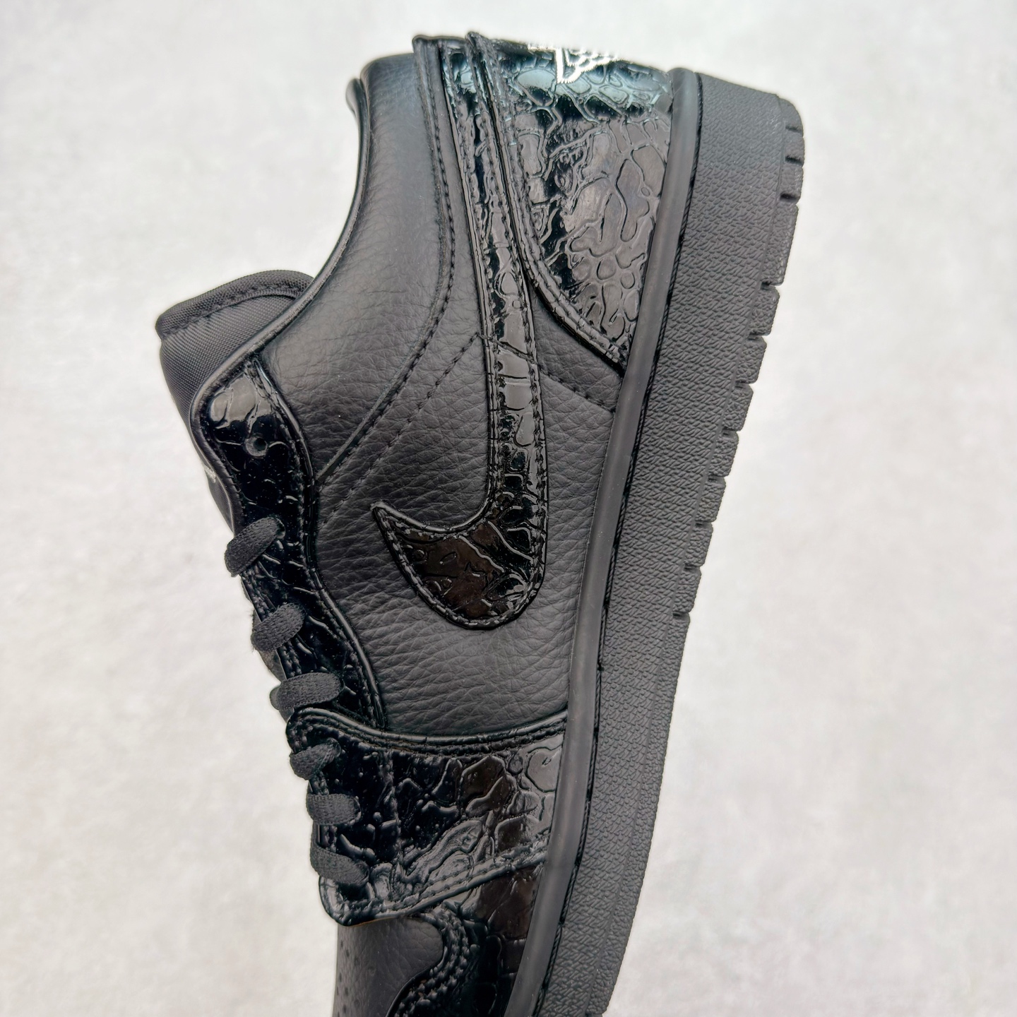 图片[7]-＃福利特价 Air Jordan AJ1 Low 低帮系列 百分百全新货品 零氧化发霉 给足利润空间操作 超乎所想的高性价比 原装楦头纸板开发 完美鞋型 超高清洁度 鞋型不臃肿别扭 原厂内置全掌气垫 A模大底 鞋舌AJ原厂专用牛津布 AJ专用反口珍珠布 原厂无杂质高弹内里海棉 特殊封边弹力鞋带 原鞋开模 拒绝公底 购置公司同步原材料 都有细节原汁原味 忠于原版 尺码：36 36.5 37.5 38 38.5 39 40 40.5 41 42 42.5 43 44 44.5 45 46-选品中心