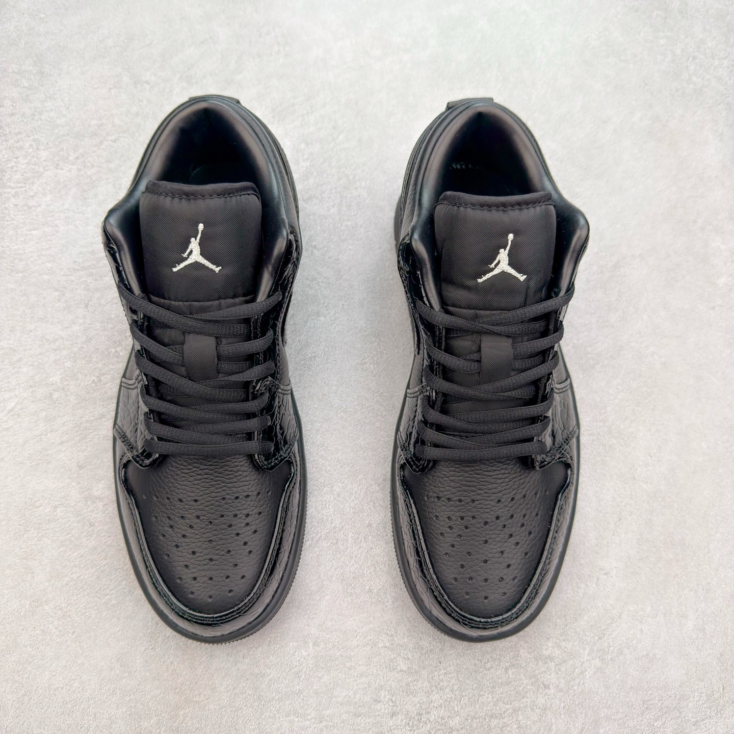 图片[2]-＃福利特价 Air Jordan AJ1 Low 低帮系列 百分百全新货品 零氧化发霉 给足利润空间操作 超乎所想的高性价比 原装楦头纸板开发 完美鞋型 超高清洁度 鞋型不臃肿别扭 原厂内置全掌气垫 A模大底 鞋舌AJ原厂专用牛津布 AJ专用反口珍珠布 原厂无杂质高弹内里海棉 特殊封边弹力鞋带 原鞋开模 拒绝公底 购置公司同步原材料 都有细节原汁原味 忠于原版 尺码：36 36.5 37.5 38 38.5 39 40 40.5 41 42 42.5 43 44 44.5 45 46-选品中心