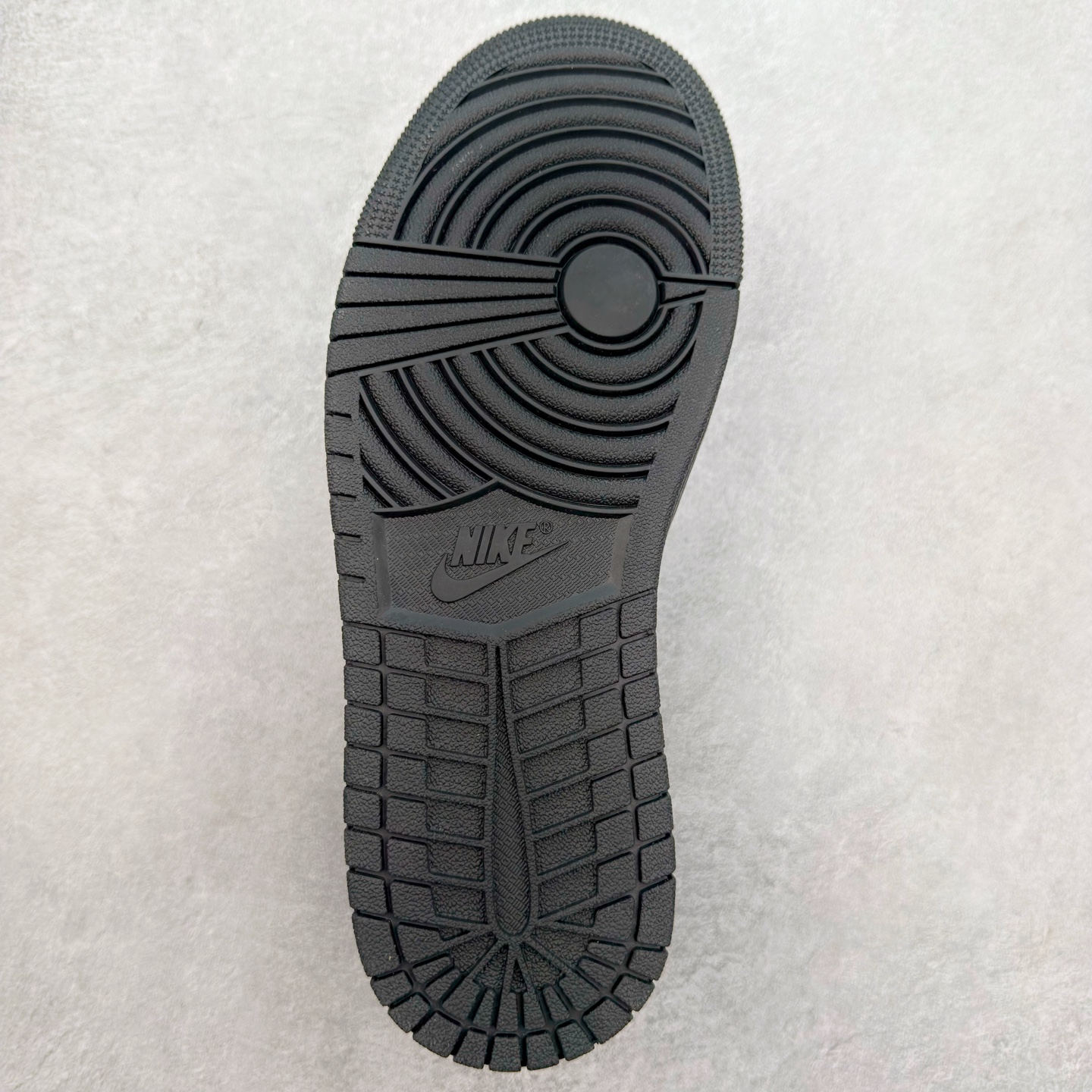 图片[9]-＃福利特价 Air Jordan AJ1 Low 低帮系列 百分百全新货品 零氧化发霉 给足利润空间操作 超乎所想的高性价比 原装楦头纸板开发 完美鞋型 超高清洁度 鞋型不臃肿别扭 原厂内置全掌气垫 A模大底 鞋舌AJ原厂专用牛津布 AJ专用反口珍珠布 原厂无杂质高弹内里海棉 特殊封边弹力鞋带 原鞋开模 拒绝公底 购置公司同步原材料 都有细节原汁原味 忠于原版 尺码：36 36.5 37.5 38 38.5 39 40 40.5 41 42 42.5 43 44 44.5 45 46-选品中心