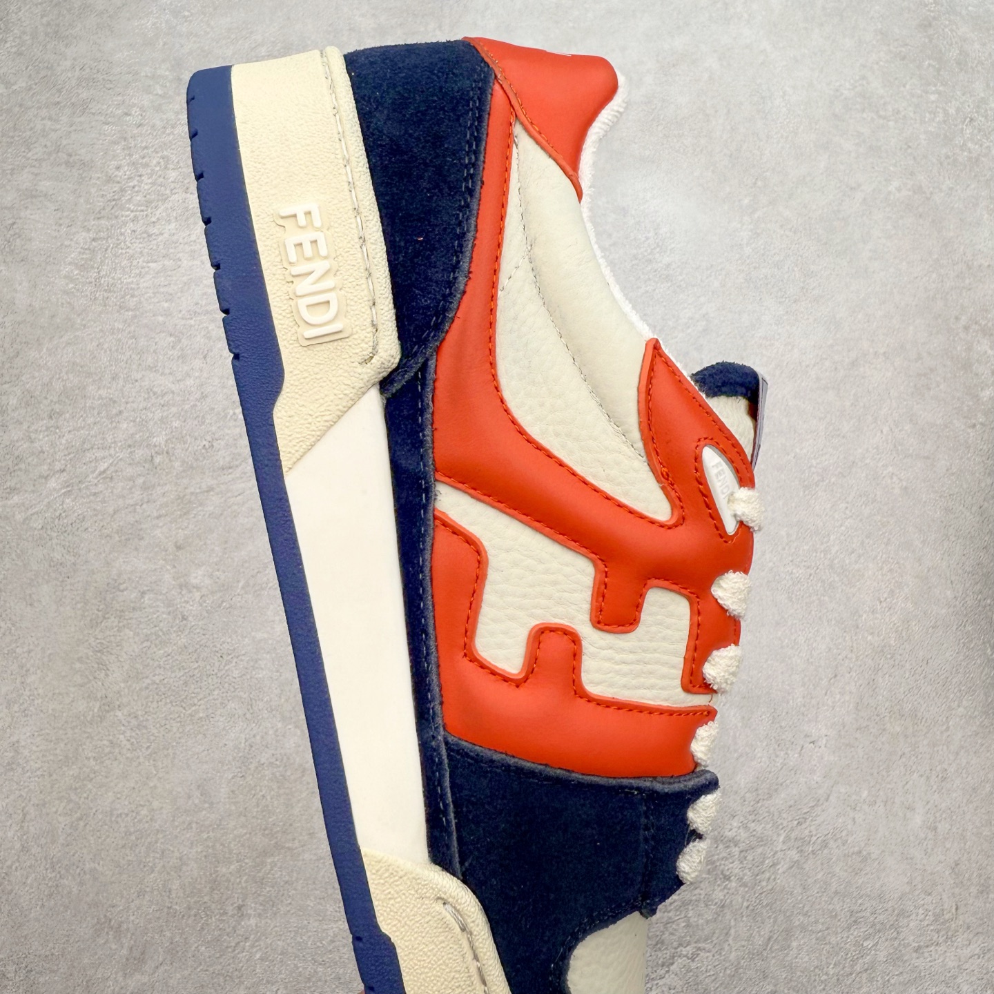 图片[6]-＃纯原 FENDI 芬迪 Match sneaters 魔术贴低帮运动鞋 独家定制 全身20几个细节点全部做到一致还原 吊打市面所有版本 独家原装套装配件官方同源 渠道原装订单 全套专柜包装物及配件#鞋底嵌入核心防伪芯片感应装置 FENDI芬迪match最新爆款情侣款运动鞋板鞋原版购入 高工艺无缝细空胶技术 贴楦误差0.05mm,鞋底采用固特异内外锁死工艺 最大限度弯折永不开胶 原鞋一致效果环保无味 鞋面采用麂皮和皮革拼接组合 logo内里采用毛巾绒里 上脚超级柔软 轻便 舒适搭配卫衣 尺码：35 36 37 38 39 40 41 42 43 44 45-选品中心