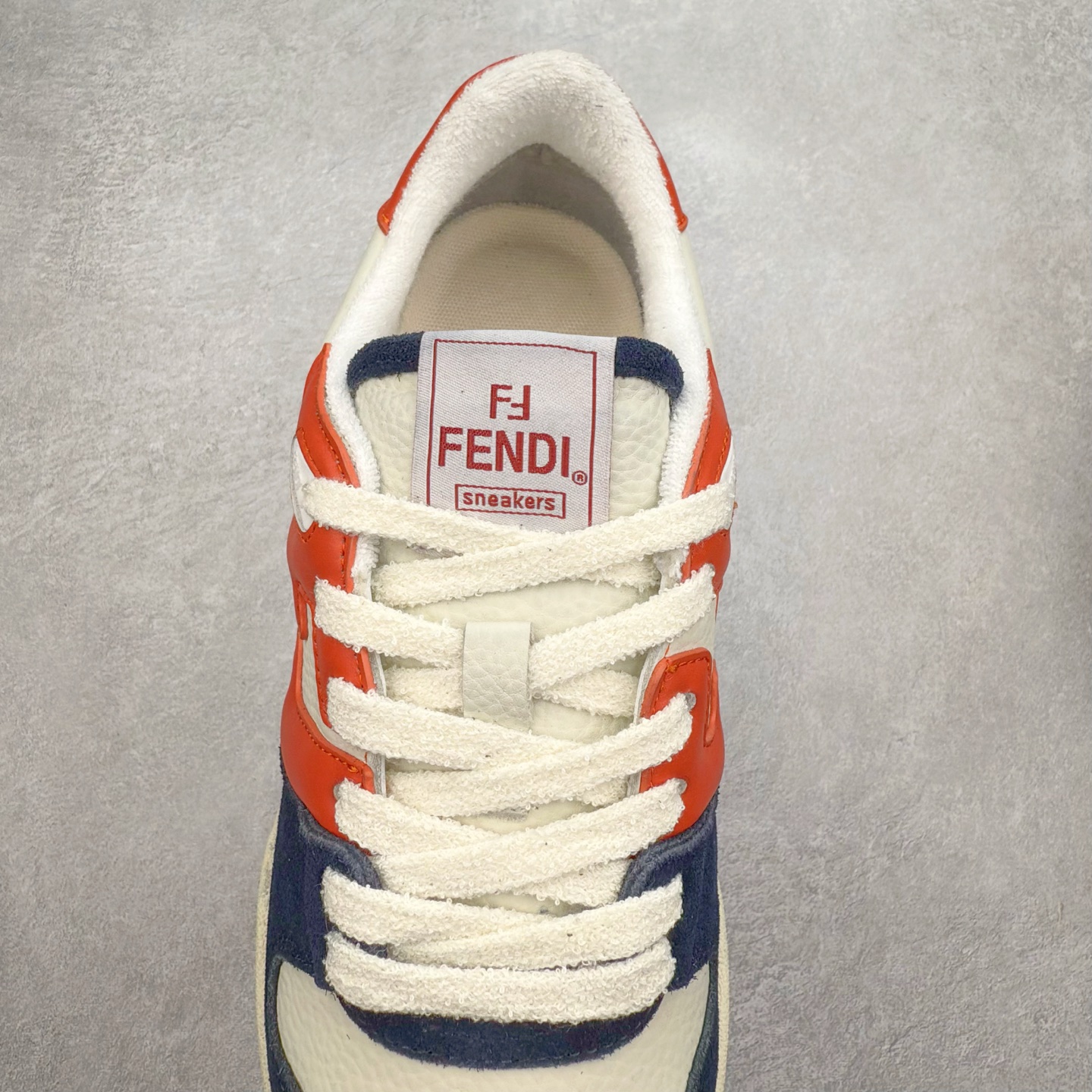 图片[5]-＃纯原 FENDI 芬迪 Match sneaters 魔术贴低帮运动鞋 独家定制 全身20几个细节点全部做到一致还原 吊打市面所有版本 独家原装套装配件官方同源 渠道原装订单 全套专柜包装物及配件#鞋底嵌入核心防伪芯片感应装置 FENDI芬迪match最新爆款情侣款运动鞋板鞋原版购入 高工艺无缝细空胶技术 贴楦误差0.05mm,鞋底采用固特异内外锁死工艺 最大限度弯折永不开胶 原鞋一致效果环保无味 鞋面采用麂皮和皮革拼接组合 logo内里采用毛巾绒里 上脚超级柔软 轻便 舒适搭配卫衣 尺码：35 36 37 38 39 40 41 42 43 44 45-选品中心