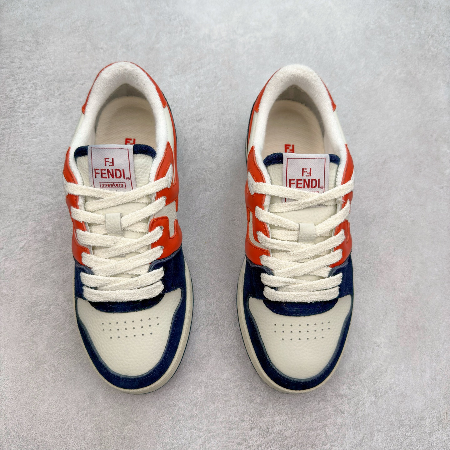 图片[2]-＃纯原 FENDI 芬迪 Match sneaters 魔术贴低帮运动鞋 独家定制 全身20几个细节点全部做到一致还原 吊打市面所有版本 独家原装套装配件官方同源 渠道原装订单 全套专柜包装物及配件#鞋底嵌入核心防伪芯片感应装置 FENDI芬迪match最新爆款情侣款运动鞋板鞋原版购入 高工艺无缝细空胶技术 贴楦误差0.05mm,鞋底采用固特异内外锁死工艺 最大限度弯折永不开胶 原鞋一致效果环保无味 鞋面采用麂皮和皮革拼接组合 logo内里采用毛巾绒里 上脚超级柔软 轻便 舒适搭配卫衣 尺码：35 36 37 38 39 40 41 42 43 44 45-选品中心