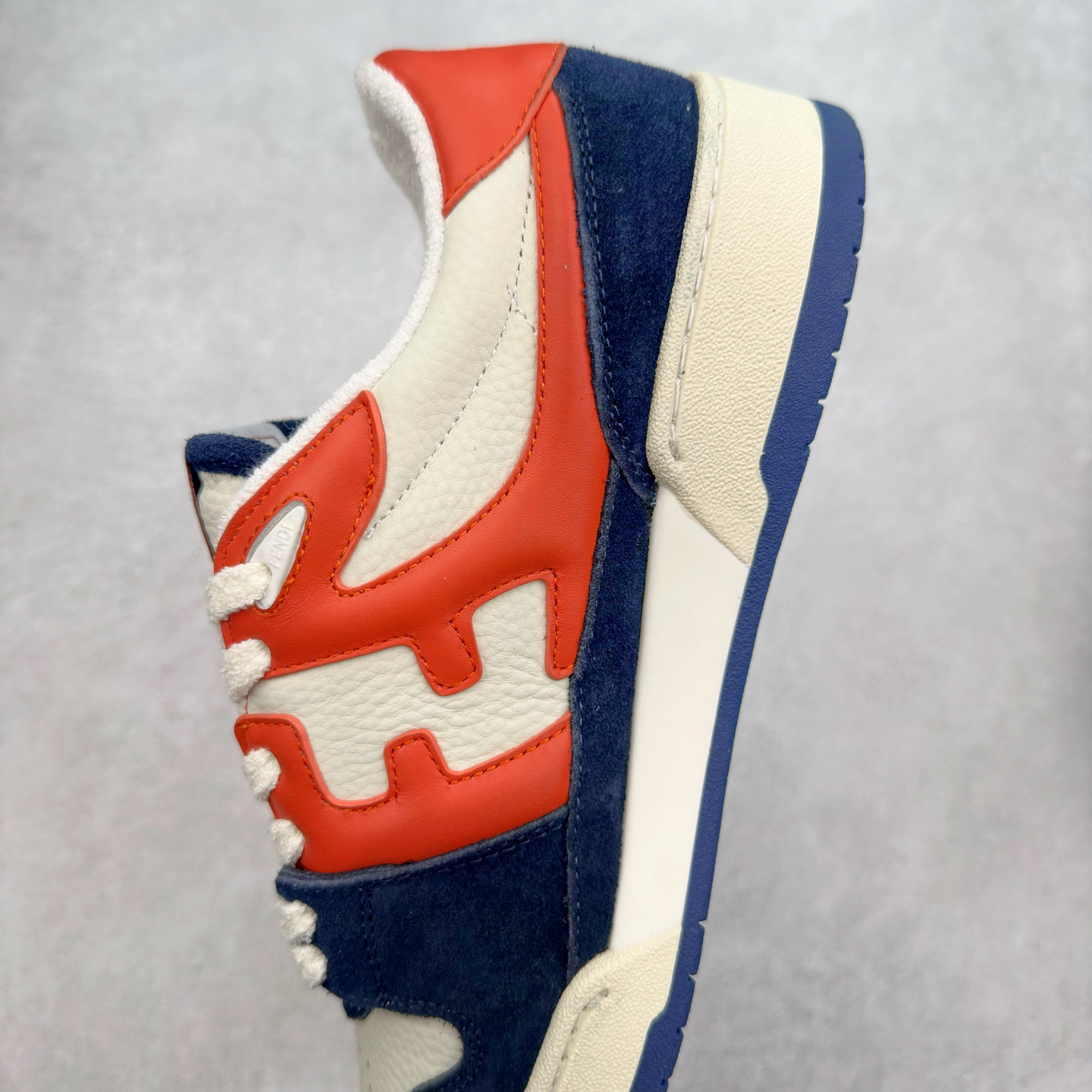 图片[7]-＃纯原 FENDI 芬迪 Match sneaters 魔术贴低帮运动鞋 独家定制 全身20几个细节点全部做到一致还原 吊打市面所有版本 独家原装套装配件官方同源 渠道原装订单 全套专柜包装物及配件#鞋底嵌入核心防伪芯片感应装置 FENDI芬迪match最新爆款情侣款运动鞋板鞋原版购入 高工艺无缝细空胶技术 贴楦误差0.05mm,鞋底采用固特异内外锁死工艺 最大限度弯折永不开胶 原鞋一致效果环保无味 鞋面采用麂皮和皮革拼接组合 logo内里采用毛巾绒里 上脚超级柔软 轻便 舒适搭配卫衣 尺码：35 36 37 38 39 40 41 42 43 44 45-选品中心