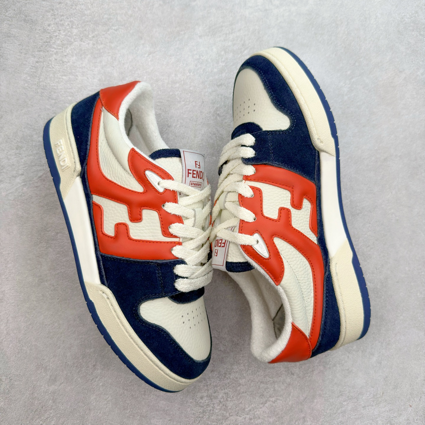 图片[3]-＃纯原 FENDI 芬迪 Match sneaters 魔术贴低帮运动鞋 独家定制 全身20几个细节点全部做到一致还原 吊打市面所有版本 独家原装套装配件官方同源 渠道原装订单 全套专柜包装物及配件#鞋底嵌入核心防伪芯片感应装置 FENDI芬迪match最新爆款情侣款运动鞋板鞋原版购入 高工艺无缝细空胶技术 贴楦误差0.05mm,鞋底采用固特异内外锁死工艺 最大限度弯折永不开胶 原鞋一致效果环保无味 鞋面采用麂皮和皮革拼接组合 logo内里采用毛巾绒里 上脚超级柔软 轻便 舒适搭配卫衣 尺码：35 36 37 38 39 40 41 42 43 44 45-选品中心