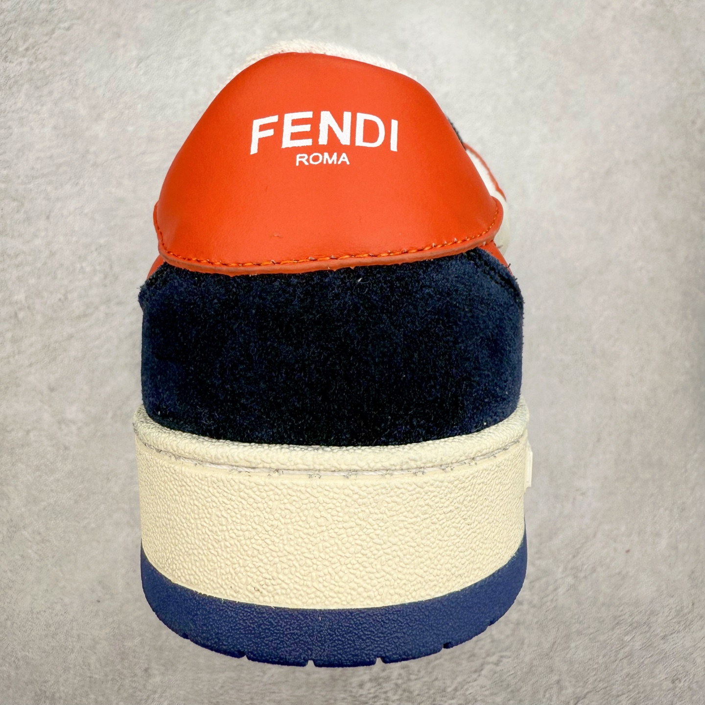 图片[8]-＃纯原 FENDI 芬迪 Match sneaters 魔术贴低帮运动鞋 独家定制 全身20几个细节点全部做到一致还原 吊打市面所有版本 独家原装套装配件官方同源 渠道原装订单 全套专柜包装物及配件#鞋底嵌入核心防伪芯片感应装置 FENDI芬迪match最新爆款情侣款运动鞋板鞋原版购入 高工艺无缝细空胶技术 贴楦误差0.05mm,鞋底采用固特异内外锁死工艺 最大限度弯折永不开胶 原鞋一致效果环保无味 鞋面采用麂皮和皮革拼接组合 logo内里采用毛巾绒里 上脚超级柔软 轻便 舒适搭配卫衣 尺码：35 36 37 38 39 40 41 42 43 44 45-选品中心