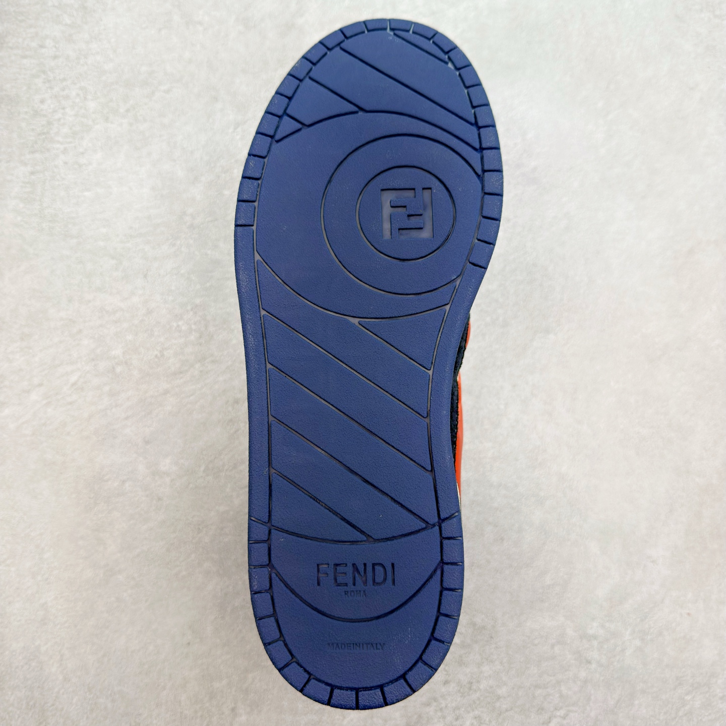 图片[9]-＃纯原 FENDI 芬迪 Match sneaters 魔术贴低帮运动鞋 独家定制 全身20几个细节点全部做到一致还原 吊打市面所有版本 独家原装套装配件官方同源 渠道原装订单 全套专柜包装物及配件#鞋底嵌入核心防伪芯片感应装置 FENDI芬迪match最新爆款情侣款运动鞋板鞋原版购入 高工艺无缝细空胶技术 贴楦误差0.05mm,鞋底采用固特异内外锁死工艺 最大限度弯折永不开胶 原鞋一致效果环保无味 鞋面采用麂皮和皮革拼接组合 logo内里采用毛巾绒里 上脚超级柔软 轻便 舒适搭配卫衣 尺码：35 36 37 38 39 40 41 42 43 44 45-选品中心