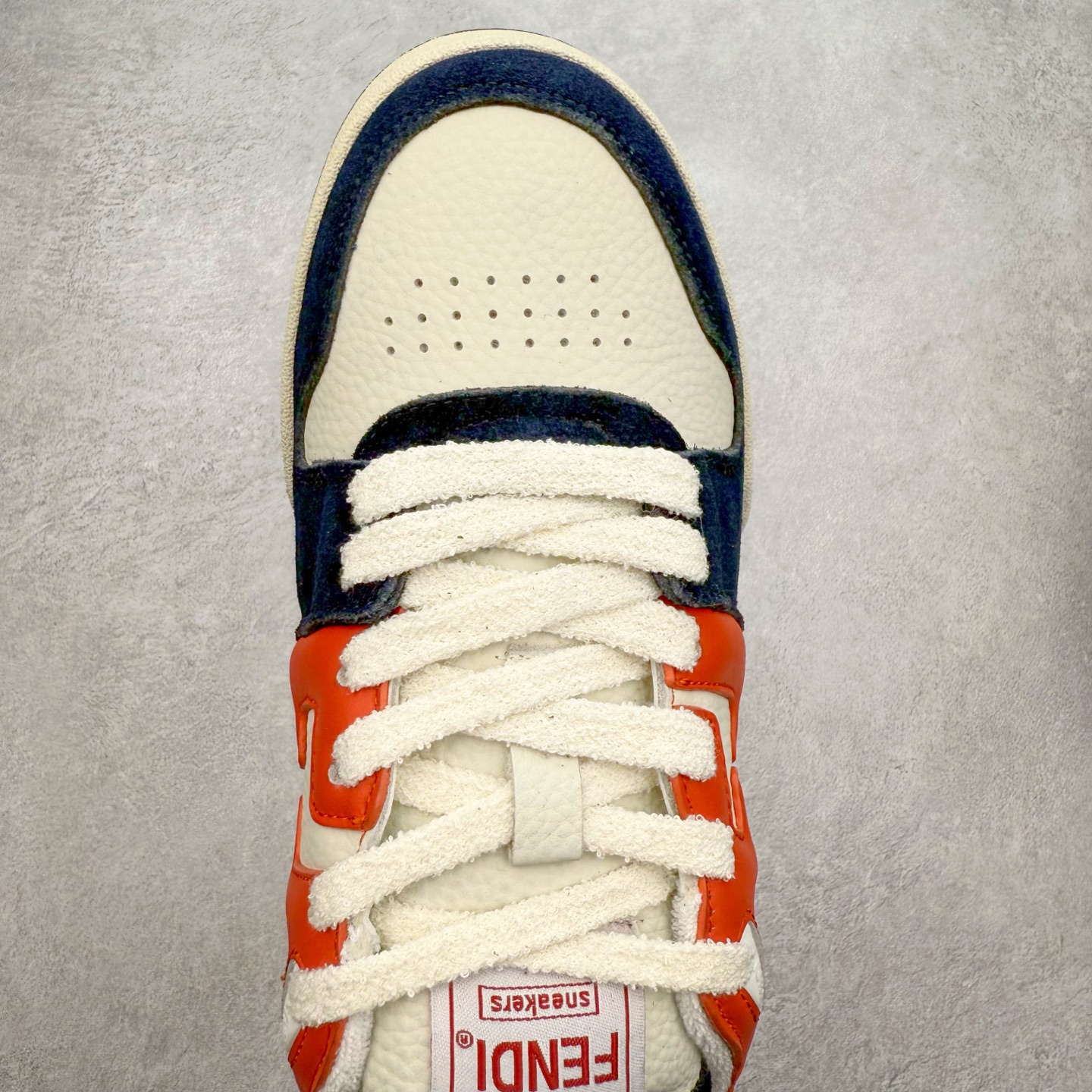 图片[4]-＃纯原 FENDI 芬迪 Match sneaters 魔术贴低帮运动鞋 独家定制 全身20几个细节点全部做到一致还原 吊打市面所有版本 独家原装套装配件官方同源 渠道原装订单 全套专柜包装物及配件#鞋底嵌入核心防伪芯片感应装置 FENDI芬迪match最新爆款情侣款运动鞋板鞋原版购入 高工艺无缝细空胶技术 贴楦误差0.05mm,鞋底采用固特异内外锁死工艺 最大限度弯折永不开胶 原鞋一致效果环保无味 鞋面采用麂皮和皮革拼接组合 logo内里采用毛巾绒里 上脚超级柔软 轻便 舒适搭配卫衣 尺码：35 36 37 38 39 40 41 42 43 44 45-选品中心