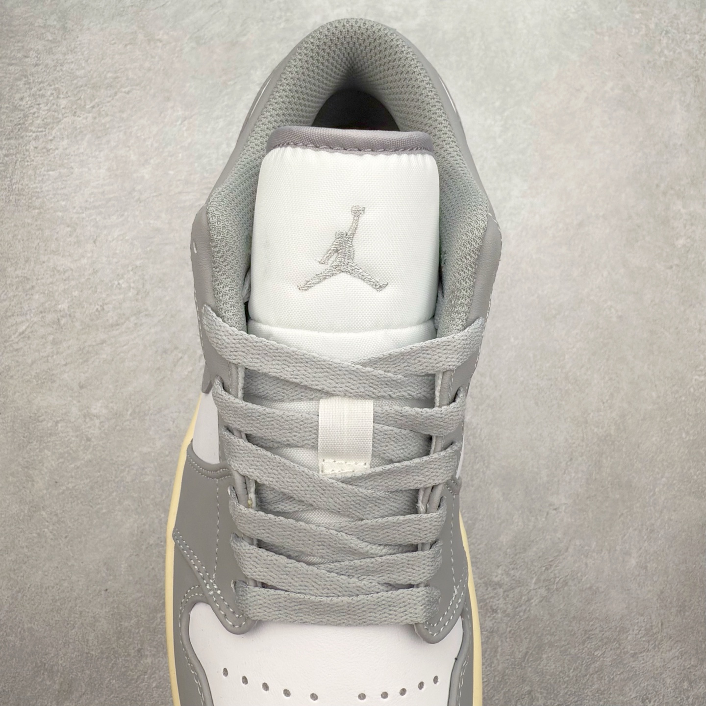 图片[5]-＃福利特价 Air Jordan AJ1 Low 低帮系列 百分百全新货品 零氧化发霉 给足利润空间操作 超乎所想的高性价比 原装楦头纸板开发 完美鞋型 超高清洁度 鞋型不臃肿别扭 原厂内置全掌气垫 A模大底 鞋舌AJ原厂专用牛津布 AJ专用反口珍珠布 原厂无杂质高弹内里海棉 特殊封边弹力鞋带 原鞋开模 拒绝公底 购置公司同步原材料 都有细节原汁原味 忠于原版 尺码：36 36.5 37.5 38 38.5 39 40 40.5 41 42 42.5 43 44 44.5 45 46-选品中心