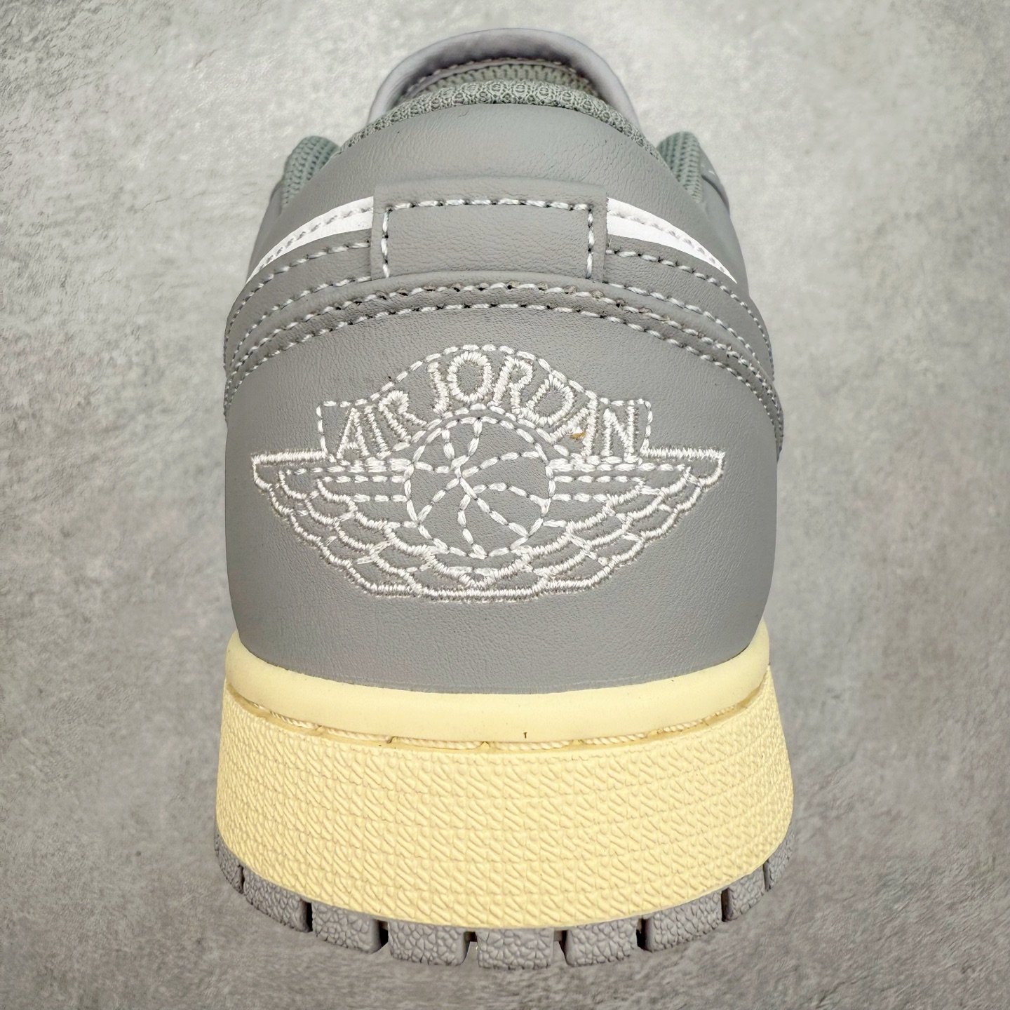 图片[8]-＃福利特价 Air Jordan AJ1 Low 低帮系列 百分百全新货品 零氧化发霉 给足利润空间操作 超乎所想的高性价比 原装楦头纸板开发 完美鞋型 超高清洁度 鞋型不臃肿别扭 原厂内置全掌气垫 A模大底 鞋舌AJ原厂专用牛津布 AJ专用反口珍珠布 原厂无杂质高弹内里海棉 特殊封边弹力鞋带 原鞋开模 拒绝公底 购置公司同步原材料 都有细节原汁原味 忠于原版 尺码：36 36.5 37.5 38 38.5 39 40 40.5 41 42 42.5 43 44 44.5 45 46-选品中心