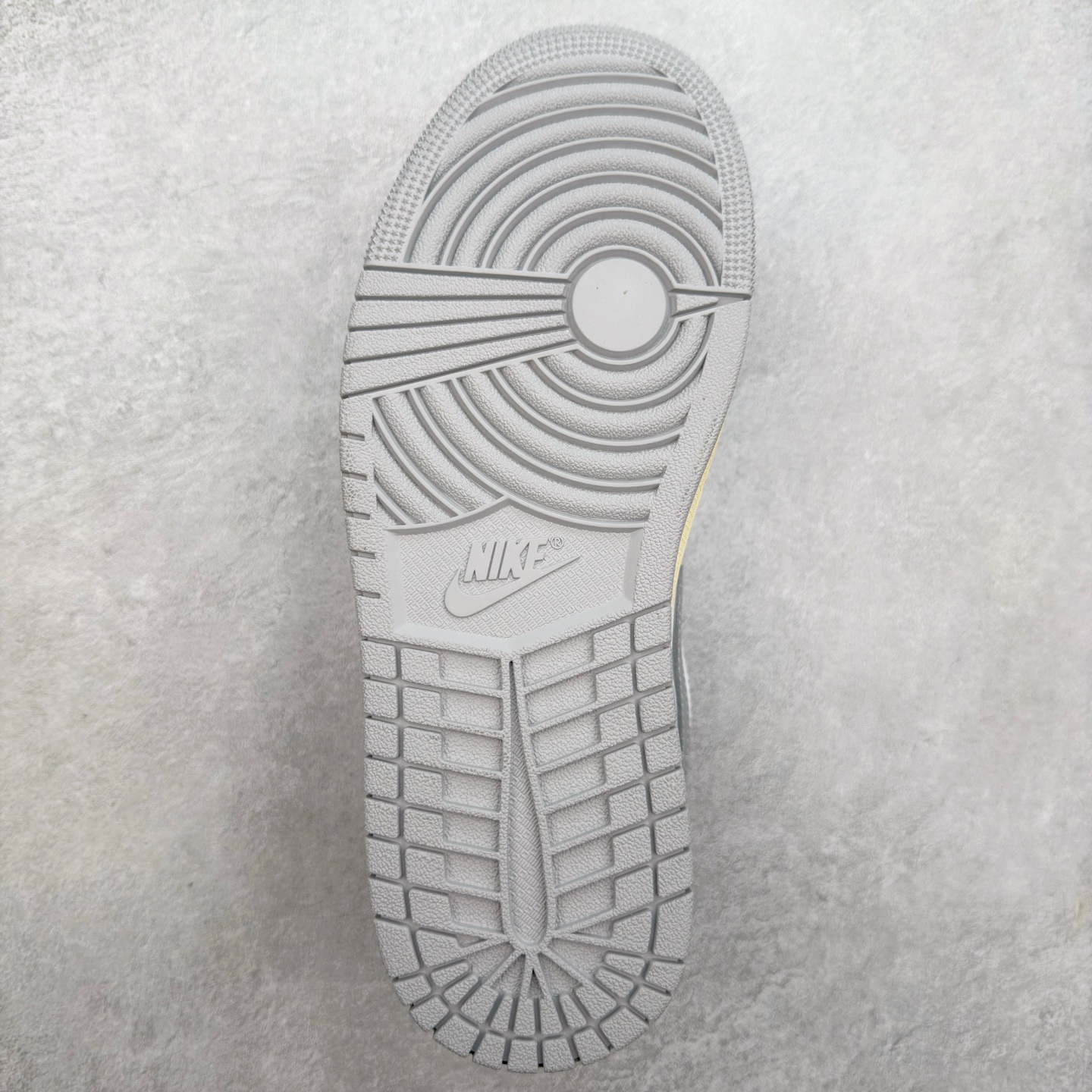 图片[9]-＃福利特价 Air Jordan AJ1 Low 低帮系列 百分百全新货品 零氧化发霉 给足利润空间操作 超乎所想的高性价比 原装楦头纸板开发 完美鞋型 超高清洁度 鞋型不臃肿别扭 原厂内置全掌气垫 A模大底 鞋舌AJ原厂专用牛津布 AJ专用反口珍珠布 原厂无杂质高弹内里海棉 特殊封边弹力鞋带 原鞋开模 拒绝公底 购置公司同步原材料 都有细节原汁原味 忠于原版 尺码：36 36.5 37.5 38 38.5 39 40 40.5 41 42 42.5 43 44 44.5 45 46-选品中心