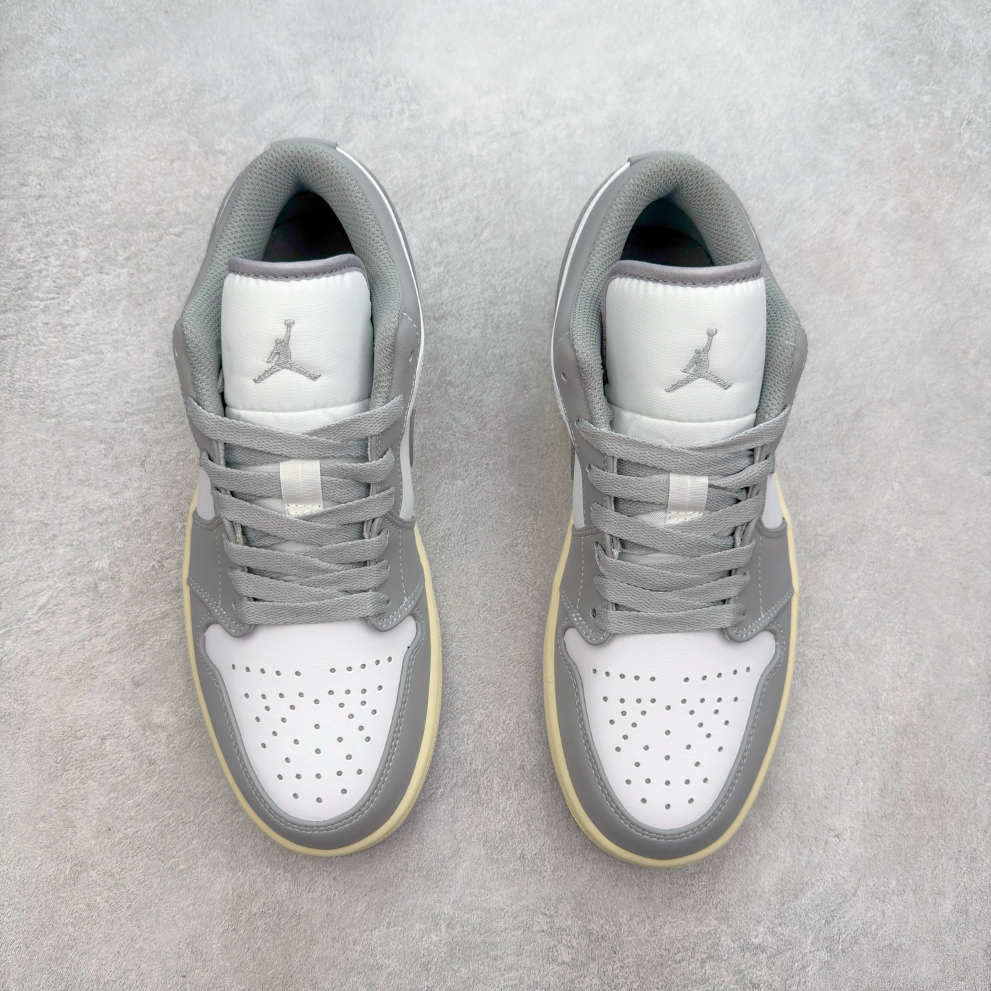 图片[2]-＃福利特价 Air Jordan AJ1 Low 低帮系列 百分百全新货品 零氧化发霉 给足利润空间操作 超乎所想的高性价比 原装楦头纸板开发 完美鞋型 超高清洁度 鞋型不臃肿别扭 原厂内置全掌气垫 A模大底 鞋舌AJ原厂专用牛津布 AJ专用反口珍珠布 原厂无杂质高弹内里海棉 特殊封边弹力鞋带 原鞋开模 拒绝公底 购置公司同步原材料 都有细节原汁原味 忠于原版 尺码：36 36.5 37.5 38 38.5 39 40 40.5 41 42 42.5 43 44 44.5 45 46-选品中心