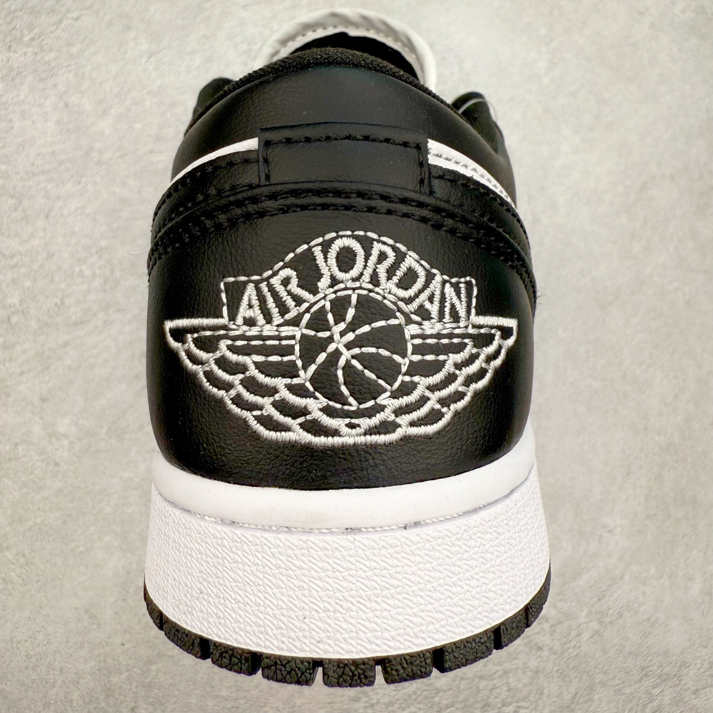 图片[8]-＃福利特价 Air Jordan AJ1 Low 低帮系列 百分百全新货品 零氧化发霉 给足利润空间操作 超乎所想的高性价比 原装楦头纸板开发 完美鞋型 超高清洁度 鞋型不臃肿别扭 原厂内置全掌气垫 A模大底 鞋舌AJ原厂专用牛津布 AJ专用反口珍珠布 原厂无杂质高弹内里海棉 特殊封边弹力鞋带 原鞋开模 拒绝公底 购置公司同步原材料 都有细节原汁原味 忠于原版 尺码：36 36.5 37.5 38 38.5 39 40 40.5 41 42 42.5 43 44 44.5 45 46-选品中心