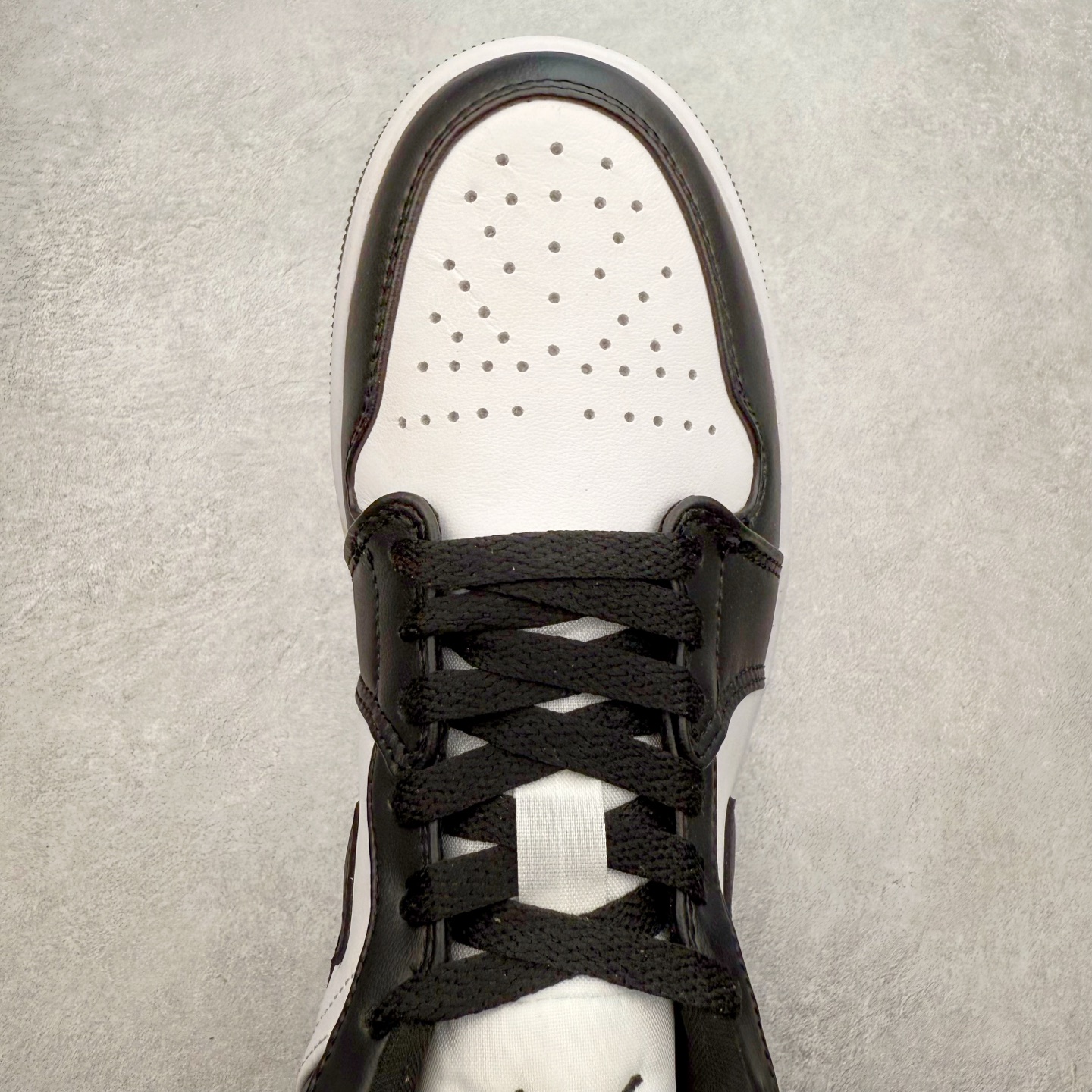 图片[4]-＃福利特价 Air Jordan AJ1 Low 低帮系列 百分百全新货品 零氧化发霉 给足利润空间操作 超乎所想的高性价比 原装楦头纸板开发 完美鞋型 超高清洁度 鞋型不臃肿别扭 原厂内置全掌气垫 A模大底 鞋舌AJ原厂专用牛津布 AJ专用反口珍珠布 原厂无杂质高弹内里海棉 特殊封边弹力鞋带 原鞋开模 拒绝公底 购置公司同步原材料 都有细节原汁原味 忠于原版 尺码：36 36.5 37.5 38 38.5 39 40 40.5 41 42 42.5 43 44 44.5 45 46-选品中心