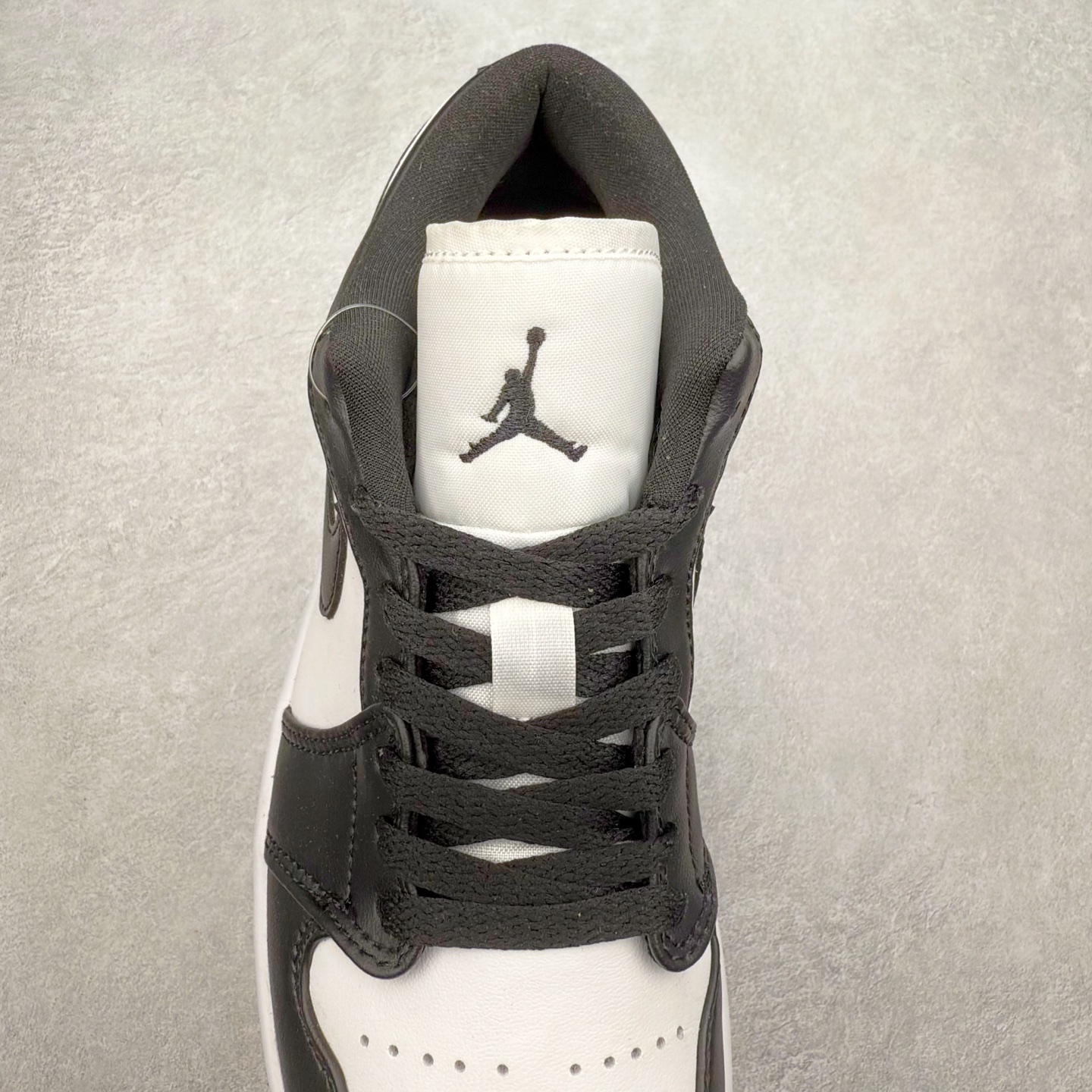 图片[5]-＃福利特价 Air Jordan AJ1 Low 低帮系列 百分百全新货品 零氧化发霉 给足利润空间操作 超乎所想的高性价比 原装楦头纸板开发 完美鞋型 超高清洁度 鞋型不臃肿别扭 原厂内置全掌气垫 A模大底 鞋舌AJ原厂专用牛津布 AJ专用反口珍珠布 原厂无杂质高弹内里海棉 特殊封边弹力鞋带 原鞋开模 拒绝公底 购置公司同步原材料 都有细节原汁原味 忠于原版 尺码：36 36.5 37.5 38 38.5 39 40 40.5 41 42 42.5 43 44 44.5 45 46-选品中心