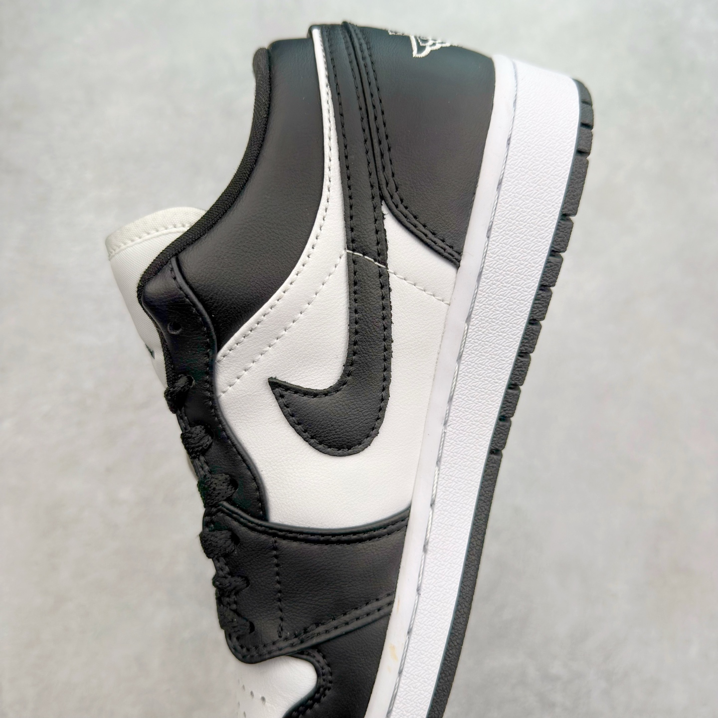 图片[7]-＃福利特价 Air Jordan AJ1 Low 低帮系列 百分百全新货品 零氧化发霉 给足利润空间操作 超乎所想的高性价比 原装楦头纸板开发 完美鞋型 超高清洁度 鞋型不臃肿别扭 原厂内置全掌气垫 A模大底 鞋舌AJ原厂专用牛津布 AJ专用反口珍珠布 原厂无杂质高弹内里海棉 特殊封边弹力鞋带 原鞋开模 拒绝公底 购置公司同步原材料 都有细节原汁原味 忠于原版 尺码：36 36.5 37.5 38 38.5 39 40 40.5 41 42 42.5 43 44 44.5 45 46-选品中心