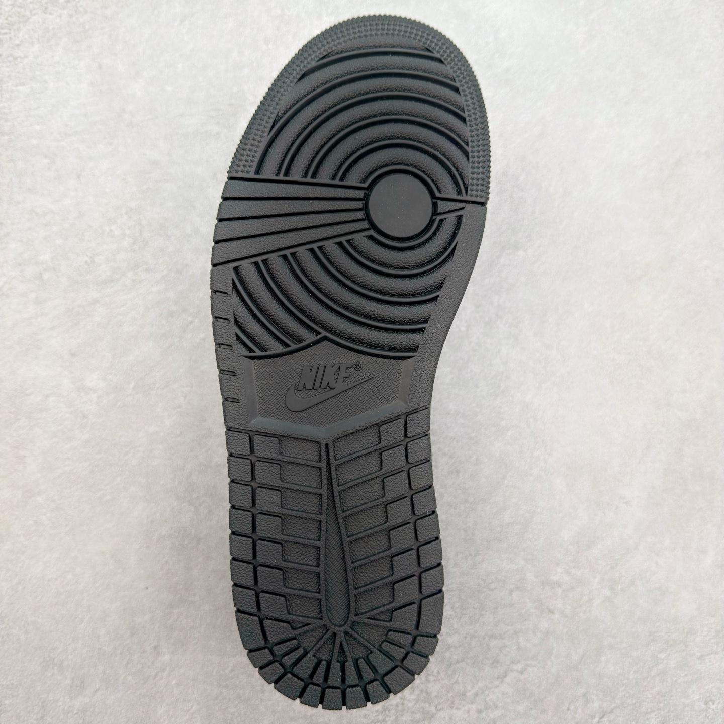 图片[9]-＃福利特价 Air Jordan AJ1 Low 低帮系列 百分百全新货品 零氧化发霉 给足利润空间操作 超乎所想的高性价比 原装楦头纸板开发 完美鞋型 超高清洁度 鞋型不臃肿别扭 原厂内置全掌气垫 A模大底 鞋舌AJ原厂专用牛津布 AJ专用反口珍珠布 原厂无杂质高弹内里海棉 特殊封边弹力鞋带 原鞋开模 拒绝公底 购置公司同步原材料 都有细节原汁原味 忠于原版 尺码：36 36.5 37.5 38 38.5 39 40 40.5 41 42 42.5 43 44 44.5 45 46-选品中心