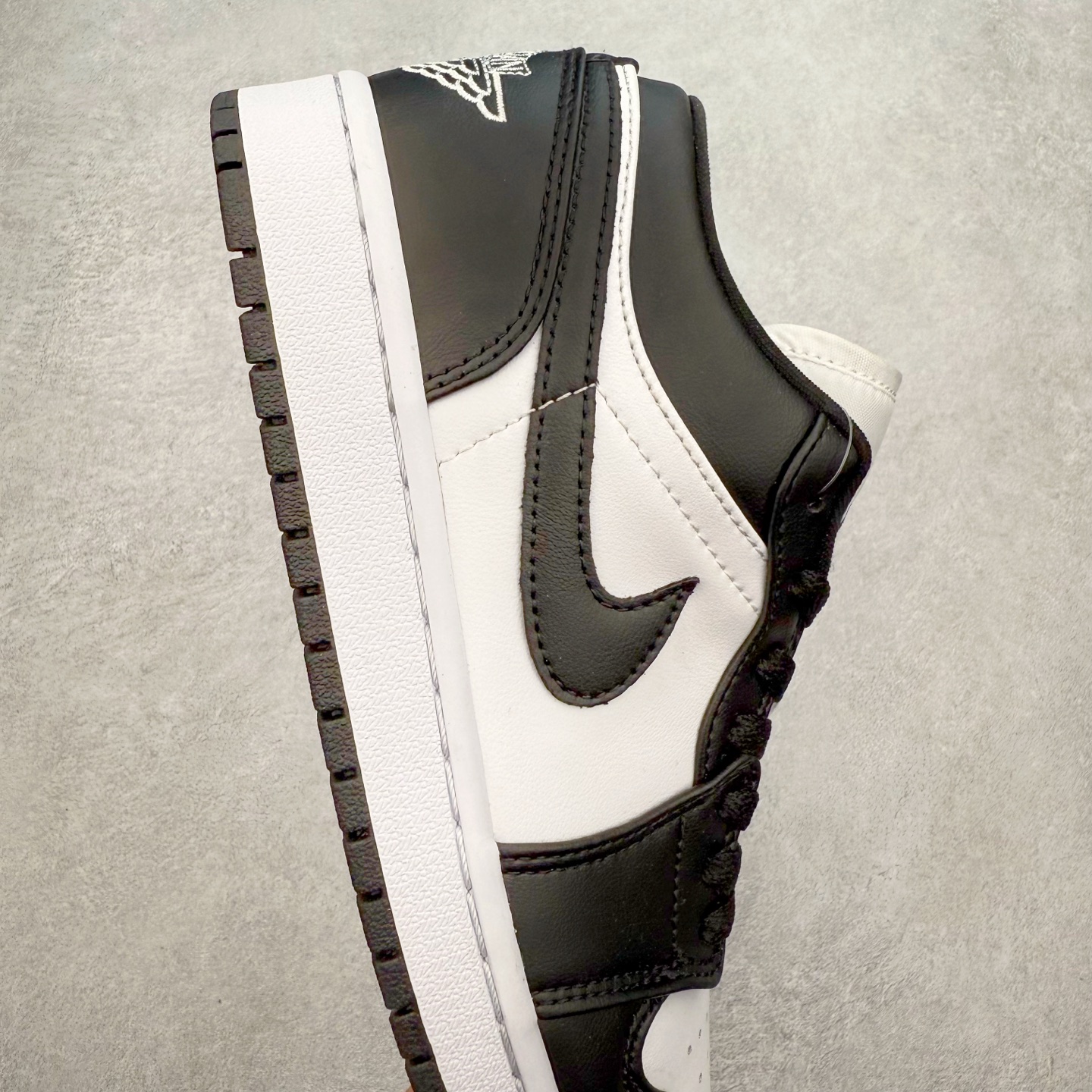 图片[6]-＃福利特价 Air Jordan AJ1 Low 低帮系列 百分百全新货品 零氧化发霉 给足利润空间操作 超乎所想的高性价比 原装楦头纸板开发 完美鞋型 超高清洁度 鞋型不臃肿别扭 原厂内置全掌气垫 A模大底 鞋舌AJ原厂专用牛津布 AJ专用反口珍珠布 原厂无杂质高弹内里海棉 特殊封边弹力鞋带 原鞋开模 拒绝公底 购置公司同步原材料 都有细节原汁原味 忠于原版 尺码：36 36.5 37.5 38 38.5 39 40 40.5 41 42 42.5 43 44 44.5 45 46-选品中心