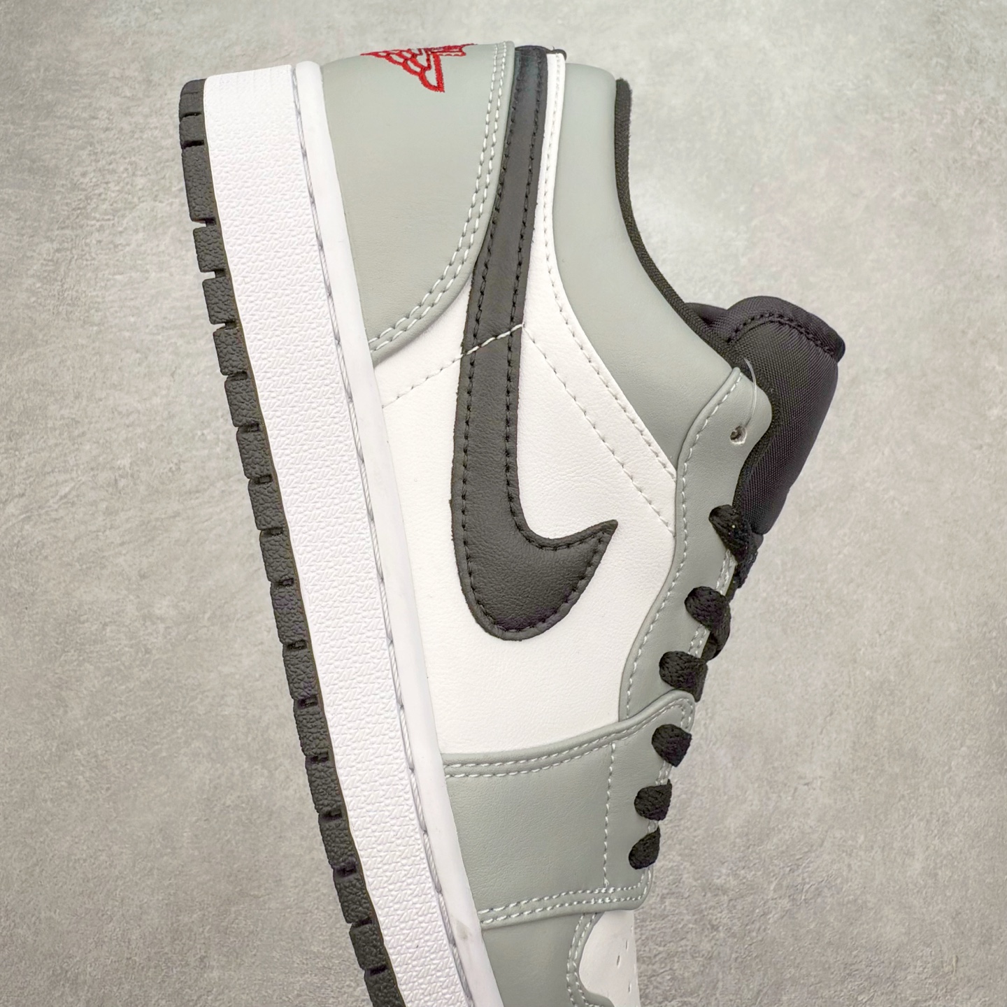 图片[6]-＃福利特价 Air Jordan AJ1 Low 低帮系列 百分百全新货品 零氧化发霉 给足利润空间操作 超乎所想的高性价比 原装楦头纸板开发 完美鞋型 超高清洁度 鞋型不臃肿别扭 原厂内置全掌气垫 A模大底 鞋舌AJ原厂专用牛津布 AJ专用反口珍珠布 原厂无杂质高弹内里海棉 特殊封边弹力鞋带 原鞋开模 拒绝公底 购置公司同步原材料 都有细节原汁原味 忠于原版 尺码：36 36.5 37.5 38 38.5 39 40 40.5 41 42 42.5 43 44 44.5 45 46-选品中心