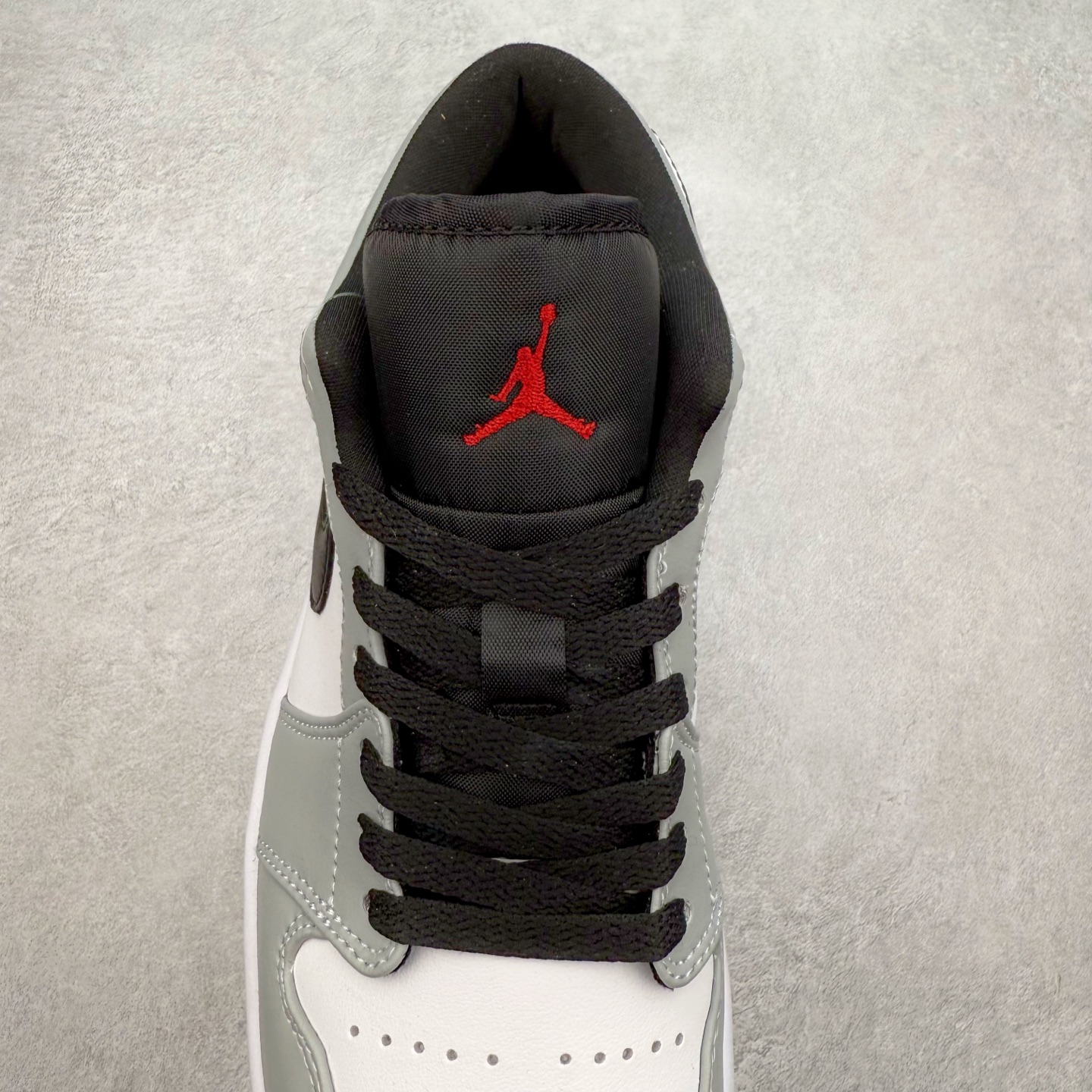 图片[5]-＃福利特价 Air Jordan AJ1 Low 低帮系列 百分百全新货品 零氧化发霉 给足利润空间操作 超乎所想的高性价比 原装楦头纸板开发 完美鞋型 超高清洁度 鞋型不臃肿别扭 原厂内置全掌气垫 A模大底 鞋舌AJ原厂专用牛津布 AJ专用反口珍珠布 原厂无杂质高弹内里海棉 特殊封边弹力鞋带 原鞋开模 拒绝公底 购置公司同步原材料 都有细节原汁原味 忠于原版 尺码：36 36.5 37.5 38 38.5 39 40 40.5 41 42 42.5 43 44 44.5 45 46-选品中心