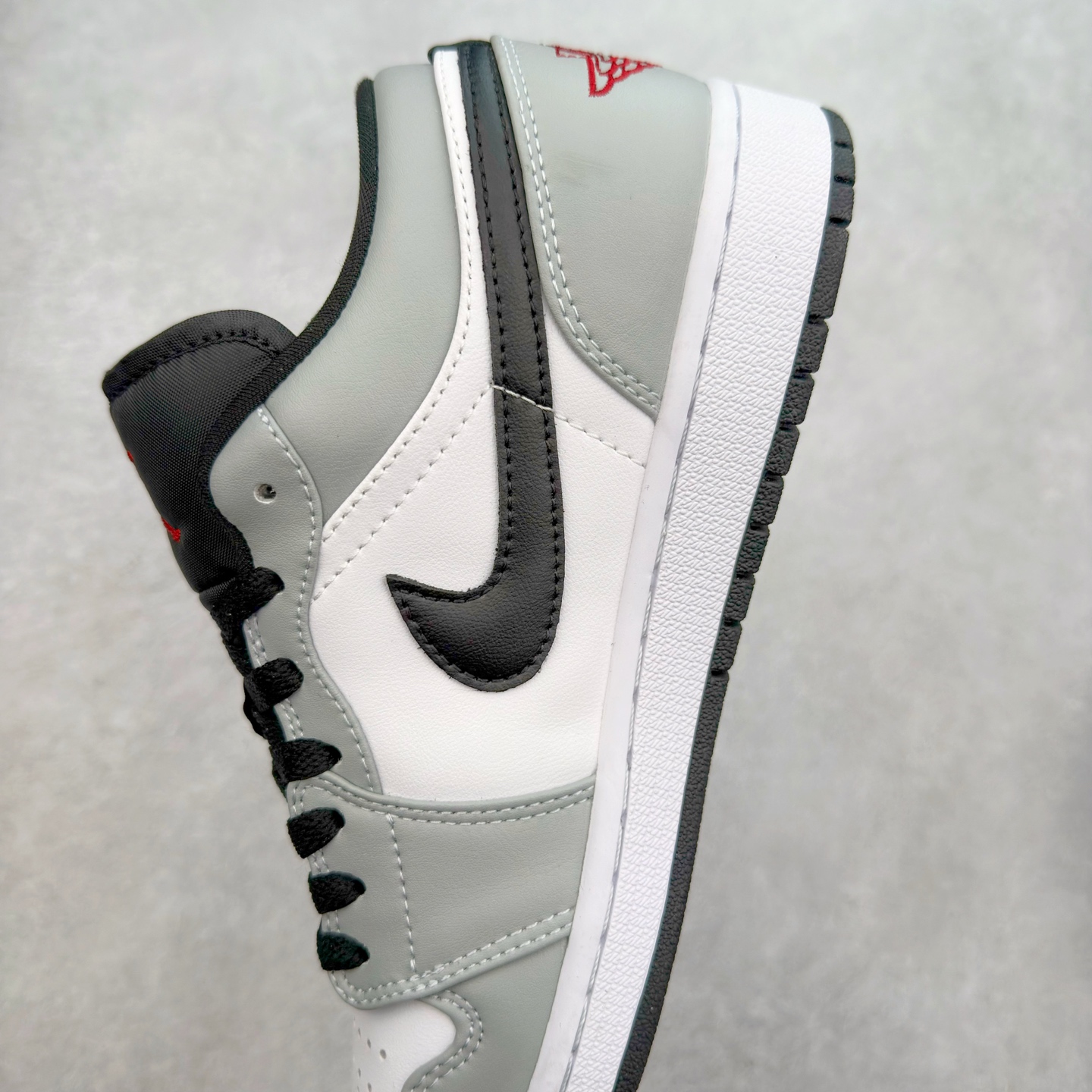 图片[7]-＃福利特价 Air Jordan AJ1 Low 低帮系列 百分百全新货品 零氧化发霉 给足利润空间操作 超乎所想的高性价比 原装楦头纸板开发 完美鞋型 超高清洁度 鞋型不臃肿别扭 原厂内置全掌气垫 A模大底 鞋舌AJ原厂专用牛津布 AJ专用反口珍珠布 原厂无杂质高弹内里海棉 特殊封边弹力鞋带 原鞋开模 拒绝公底 购置公司同步原材料 都有细节原汁原味 忠于原版 尺码：36 36.5 37.5 38 38.5 39 40 40.5 41 42 42.5 43 44 44.5 45 46-选品中心
