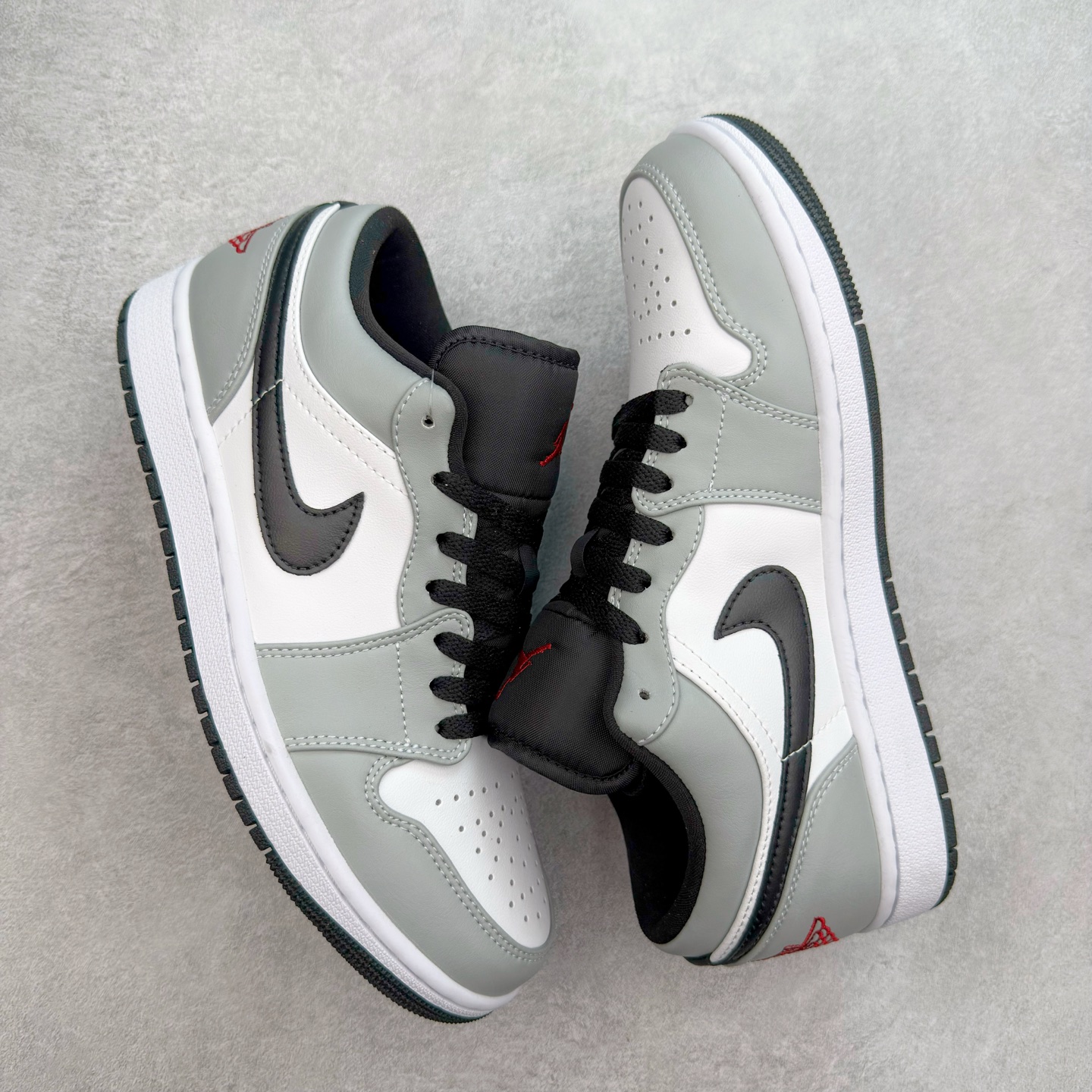 图片[3]-＃福利特价 Air Jordan AJ1 Low 低帮系列 百分百全新货品 零氧化发霉 给足利润空间操作 超乎所想的高性价比 原装楦头纸板开发 完美鞋型 超高清洁度 鞋型不臃肿别扭 原厂内置全掌气垫 A模大底 鞋舌AJ原厂专用牛津布 AJ专用反口珍珠布 原厂无杂质高弹内里海棉 特殊封边弹力鞋带 原鞋开模 拒绝公底 购置公司同步原材料 都有细节原汁原味 忠于原版 尺码：36 36.5 37.5 38 38.5 39 40 40.5 41 42 42.5 43 44 44.5 45 46-选品中心