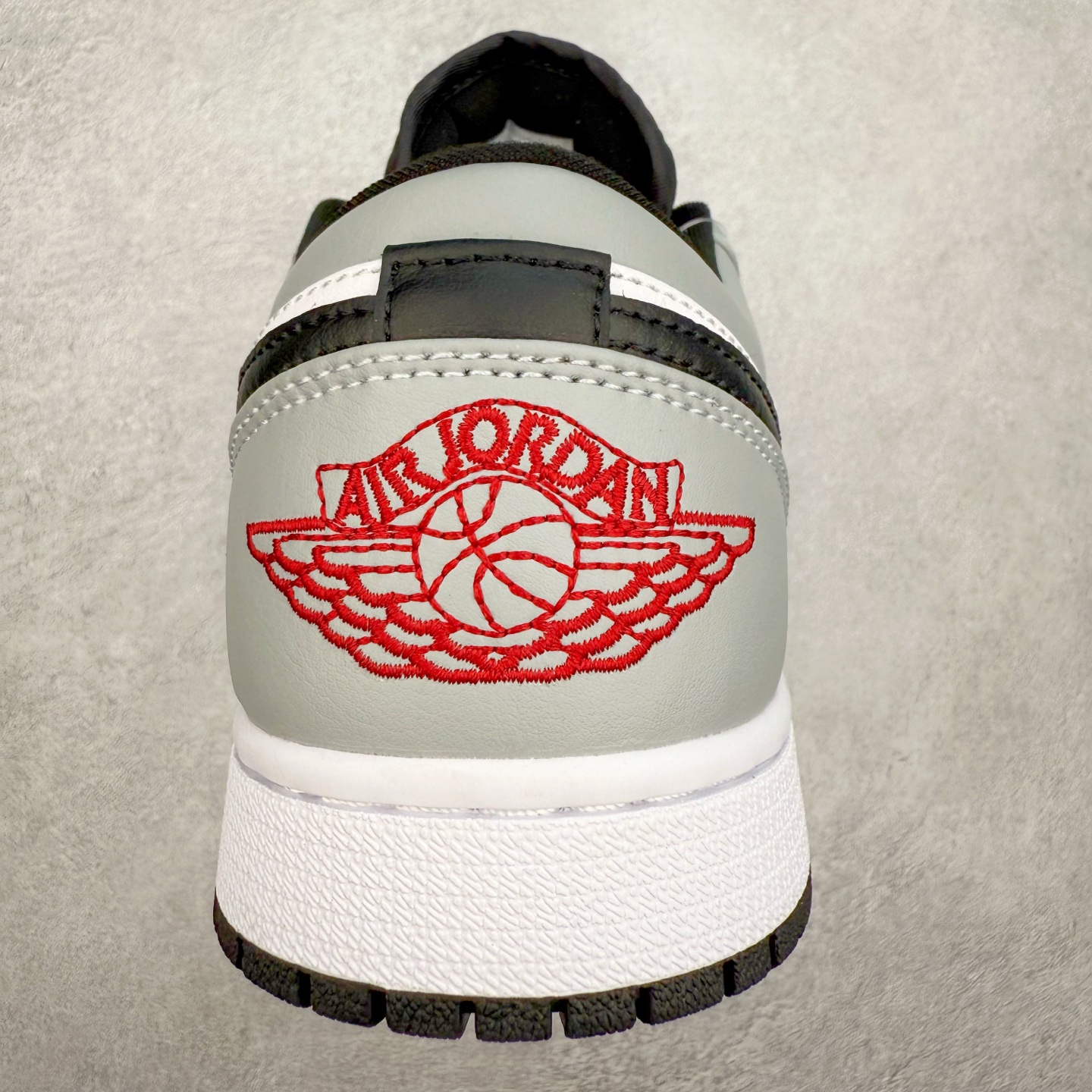 图片[8]-＃福利特价 Air Jordan AJ1 Low 低帮系列 百分百全新货品 零氧化发霉 给足利润空间操作 超乎所想的高性价比 原装楦头纸板开发 完美鞋型 超高清洁度 鞋型不臃肿别扭 原厂内置全掌气垫 A模大底 鞋舌AJ原厂专用牛津布 AJ专用反口珍珠布 原厂无杂质高弹内里海棉 特殊封边弹力鞋带 原鞋开模 拒绝公底 购置公司同步原材料 都有细节原汁原味 忠于原版 尺码：36 36.5 37.5 38 38.5 39 40 40.5 41 42 42.5 43 44 44.5 45 46-选品中心