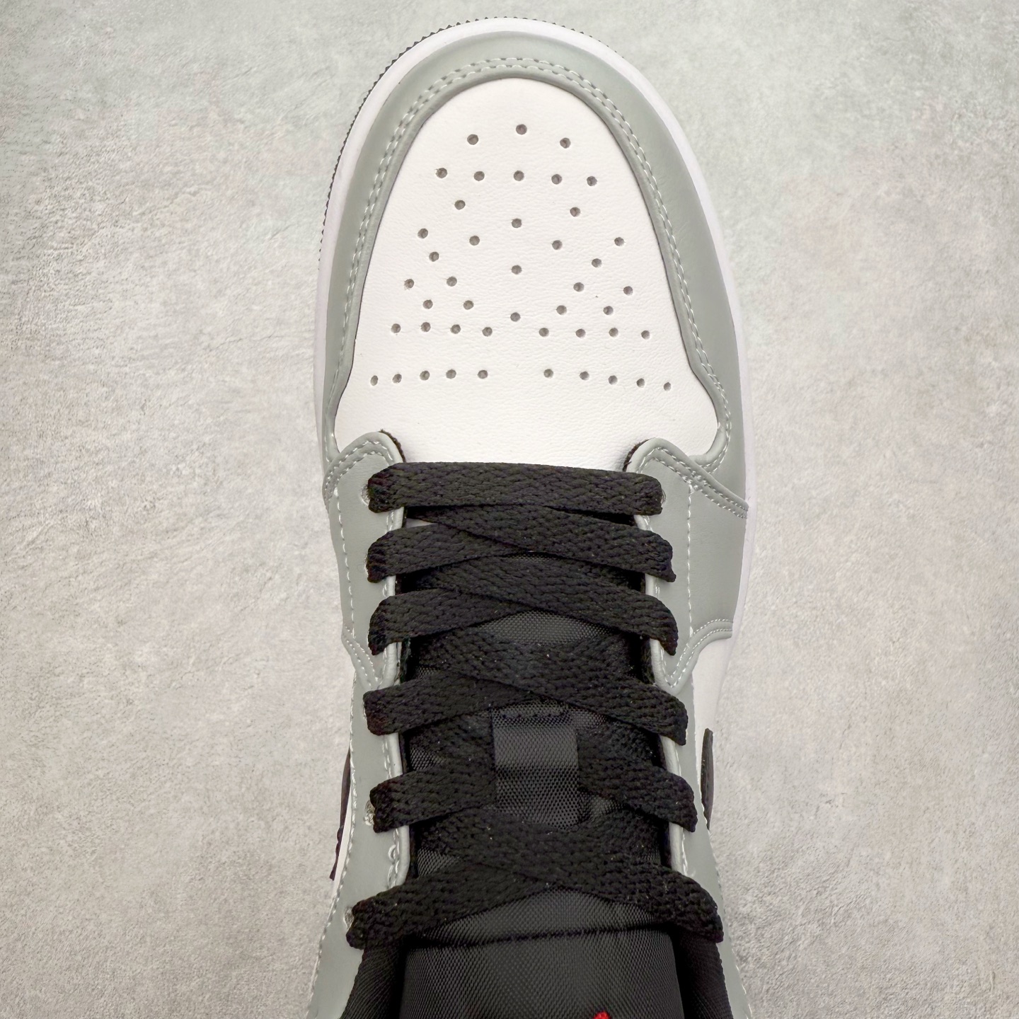 图片[4]-＃福利特价 Air Jordan AJ1 Low 低帮系列 百分百全新货品 零氧化发霉 给足利润空间操作 超乎所想的高性价比 原装楦头纸板开发 完美鞋型 超高清洁度 鞋型不臃肿别扭 原厂内置全掌气垫 A模大底 鞋舌AJ原厂专用牛津布 AJ专用反口珍珠布 原厂无杂质高弹内里海棉 特殊封边弹力鞋带 原鞋开模 拒绝公底 购置公司同步原材料 都有细节原汁原味 忠于原版 尺码：36 36.5 37.5 38 38.5 39 40 40.5 41 42 42.5 43 44 44.5 45 46-选品中心