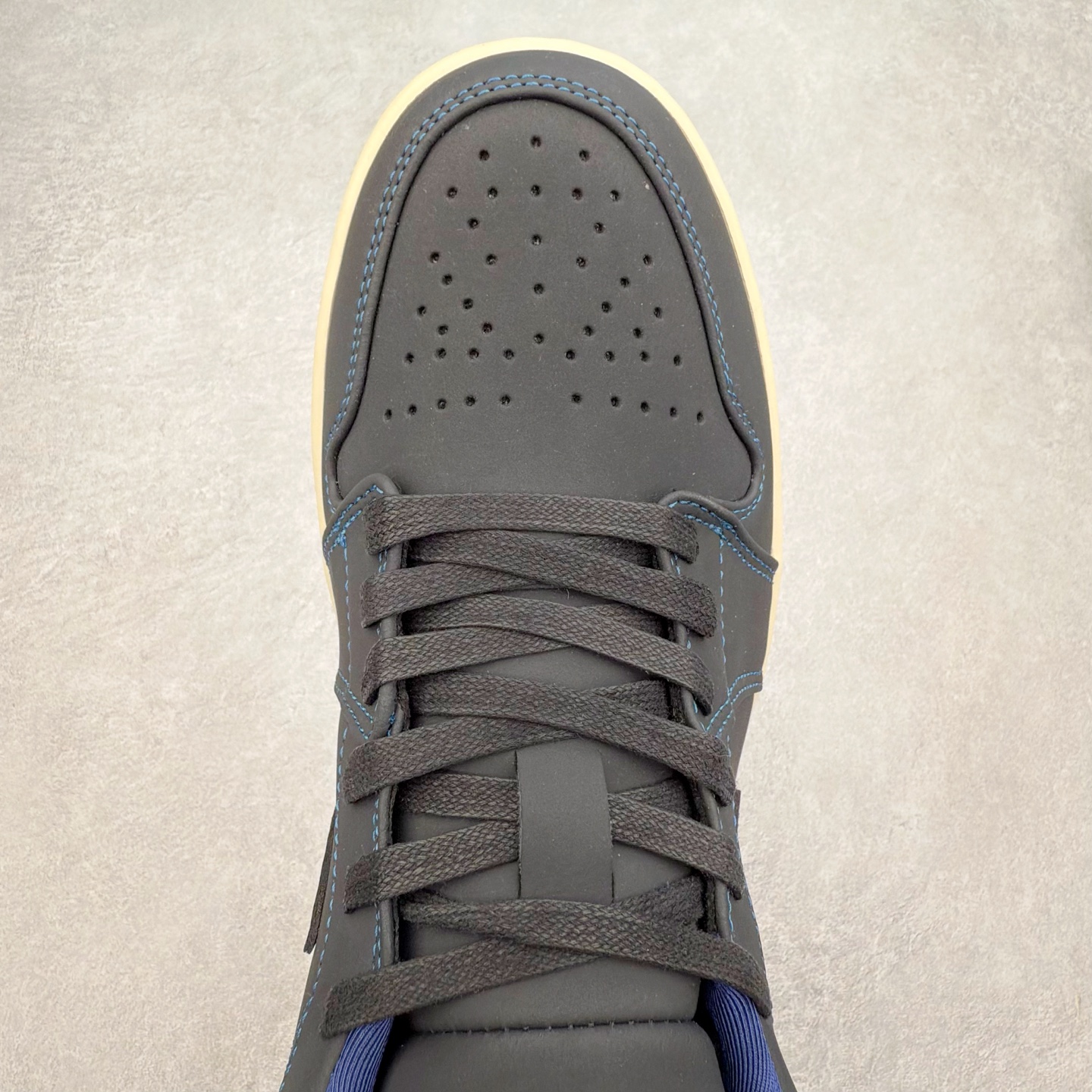 图片[4]-＃福利特价 Air Jordan AJ1 Low 低帮系列 百分百全新货品 零氧化发霉 给足利润空间操作 超乎所想的高性价比 原装楦头纸板开发 完美鞋型 超高清洁度 鞋型不臃肿别扭 原厂内置全掌气垫 A模大底 鞋舌AJ原厂专用牛津布 AJ专用反口珍珠布 原厂无杂质高弹内里海棉 特殊封边弹力鞋带 原鞋开模 拒绝公底 购置公司同步原材料 都有细节原汁原味 忠于原版 尺码：36 36.5 37.5 38 38.5 39 40 40.5 41 42 42.5 43 44 44.5 45 46-选品中心