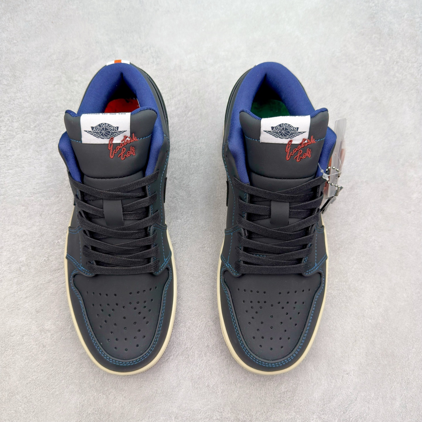 图片[2]-＃福利特价 Air Jordan AJ1 Low 低帮系列 百分百全新货品 零氧化发霉 给足利润空间操作 超乎所想的高性价比 原装楦头纸板开发 完美鞋型 超高清洁度 鞋型不臃肿别扭 原厂内置全掌气垫 A模大底 鞋舌AJ原厂专用牛津布 AJ专用反口珍珠布 原厂无杂质高弹内里海棉 特殊封边弹力鞋带 原鞋开模 拒绝公底 购置公司同步原材料 都有细节原汁原味 忠于原版 尺码：36 36.5 37.5 38 38.5 39 40 40.5 41 42 42.5 43 44 44.5 45 46-选品中心