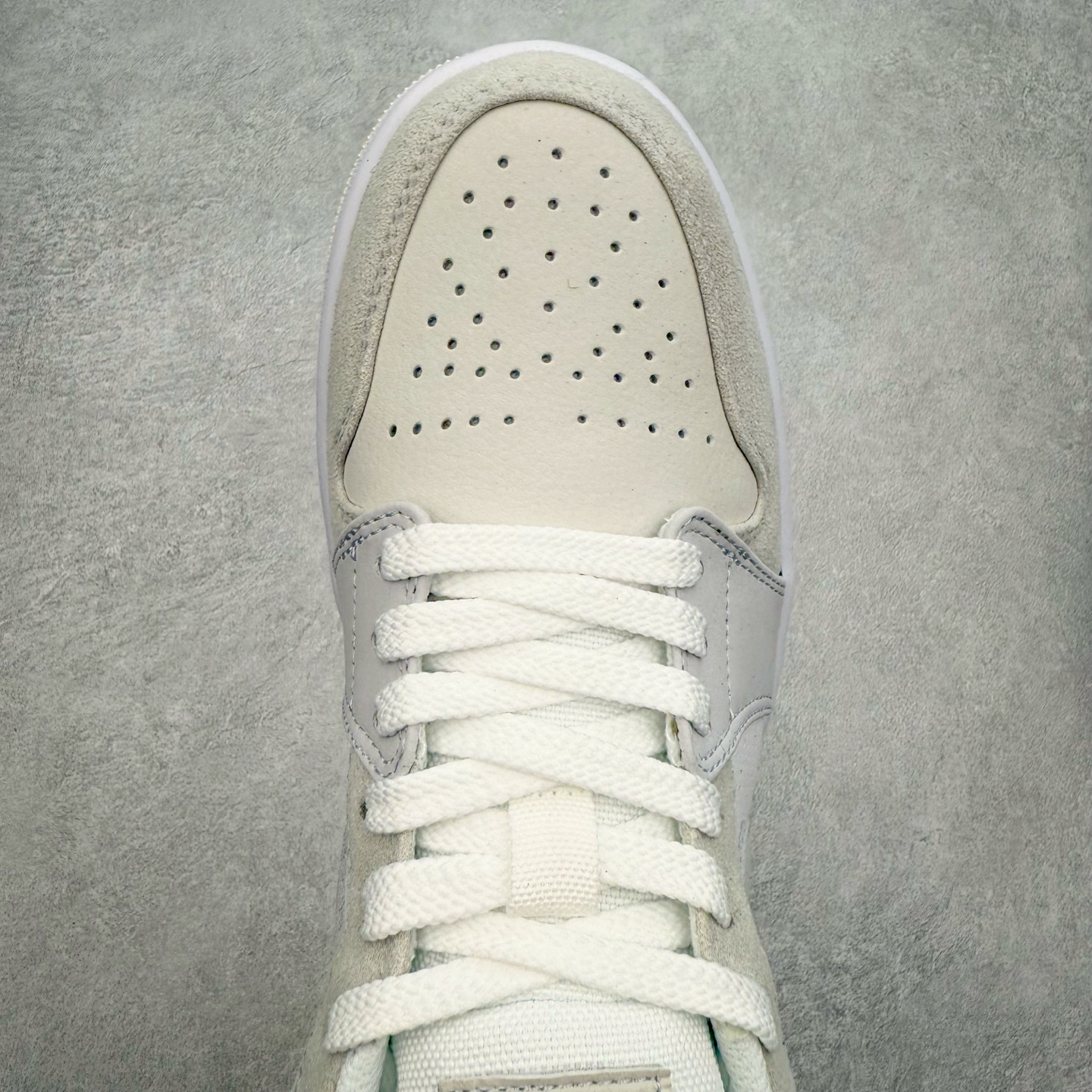 图片[4]-＃福利特价 Air Jordan AJ1 Low 低帮系列 百分百全新货品 零氧化发霉 给足利润空间操作 超乎所想的高性价比 原装楦头纸板开发 完美鞋型 超高清洁度 鞋型不臃肿别扭 原厂内置全掌气垫 A模大底 鞋舌AJ原厂专用牛津布 AJ专用反口珍珠布 原厂无杂质高弹内里海棉 特殊封边弹力鞋带 原鞋开模 拒绝公底 购置公司同步原材料 都有细节原汁原味 忠于原版 尺码：36 36.5 37.5 38 38.5 39 40 40.5 41 42 42.5 43 44 44.5 45 46-选品中心