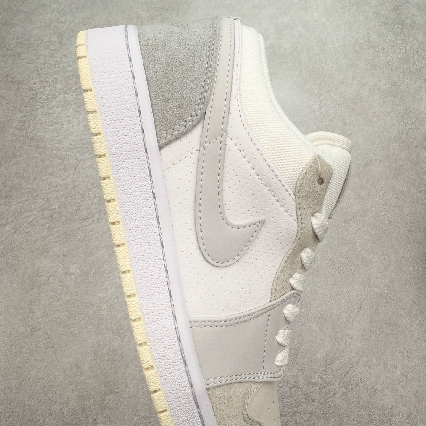 图片[6]-＃福利特价 Air Jordan AJ1 Low 低帮系列 百分百全新货品 零氧化发霉 给足利润空间操作 超乎所想的高性价比 原装楦头纸板开发 完美鞋型 超高清洁度 鞋型不臃肿别扭 原厂内置全掌气垫 A模大底 鞋舌AJ原厂专用牛津布 AJ专用反口珍珠布 原厂无杂质高弹内里海棉 特殊封边弹力鞋带 原鞋开模 拒绝公底 购置公司同步原材料 都有细节原汁原味 忠于原版 尺码：36 36.5 37.5 38 38.5 39 40 40.5 41 42 42.5 43 44 44.5 45 46-选品中心