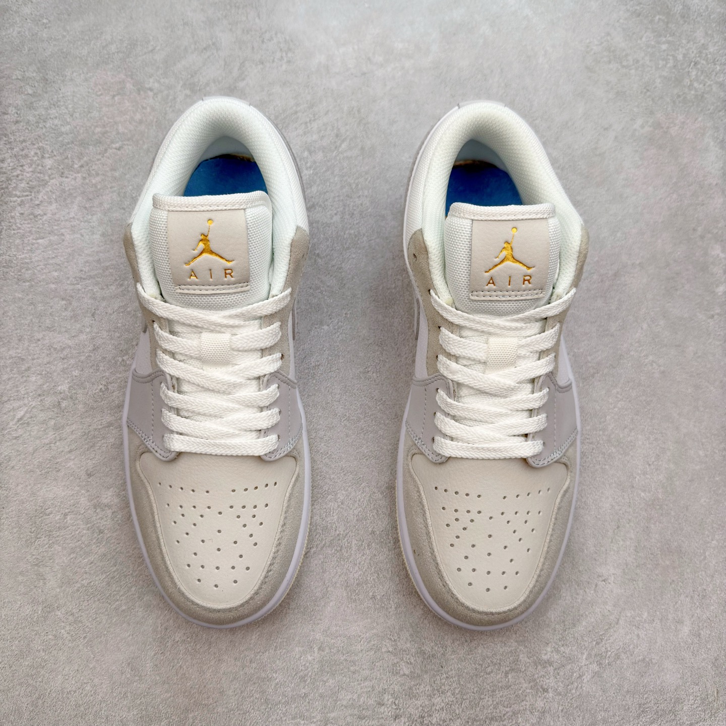 图片[2]-＃福利特价 Air Jordan AJ1 Low 低帮系列 百分百全新货品 零氧化发霉 给足利润空间操作 超乎所想的高性价比 原装楦头纸板开发 完美鞋型 超高清洁度 鞋型不臃肿别扭 原厂内置全掌气垫 A模大底 鞋舌AJ原厂专用牛津布 AJ专用反口珍珠布 原厂无杂质高弹内里海棉 特殊封边弹力鞋带 原鞋开模 拒绝公底 购置公司同步原材料 都有细节原汁原味 忠于原版 尺码：36 36.5 37.5 38 38.5 39 40 40.5 41 42 42.5 43 44 44.5 45 46-选品中心