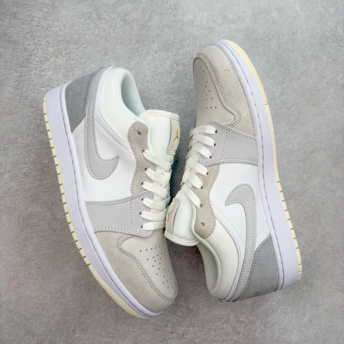 图片[3]-＃福利特价 Air Jordan AJ1 Low 低帮系列 百分百全新货品 零氧化发霉 给足利润空间操作 超乎所想的高性价比 原装楦头纸板开发 完美鞋型 超高清洁度 鞋型不臃肿别扭 原厂内置全掌气垫 A模大底 鞋舌AJ原厂专用牛津布 AJ专用反口珍珠布 原厂无杂质高弹内里海棉 特殊封边弹力鞋带 原鞋开模 拒绝公底 购置公司同步原材料 都有细节原汁原味 忠于原版 尺码：36 36.5 37.5 38 38.5 39 40 40.5 41 42 42.5 43 44 44.5 45 46-选品中心