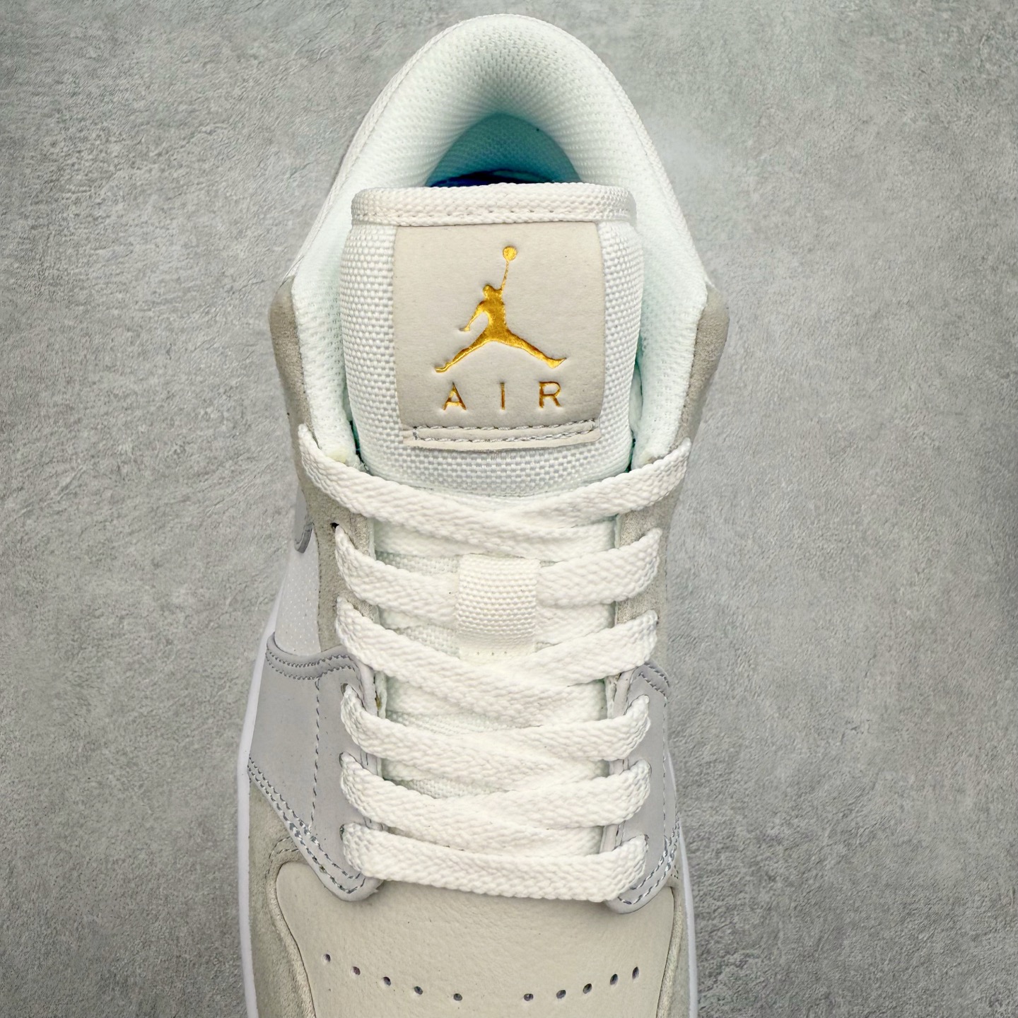 图片[5]-＃福利特价 Air Jordan AJ1 Low 低帮系列 百分百全新货品 零氧化发霉 给足利润空间操作 超乎所想的高性价比 原装楦头纸板开发 完美鞋型 超高清洁度 鞋型不臃肿别扭 原厂内置全掌气垫 A模大底 鞋舌AJ原厂专用牛津布 AJ专用反口珍珠布 原厂无杂质高弹内里海棉 特殊封边弹力鞋带 原鞋开模 拒绝公底 购置公司同步原材料 都有细节原汁原味 忠于原版 尺码：36 36.5 37.5 38 38.5 39 40 40.5 41 42 42.5 43 44 44.5 45 46-选品中心