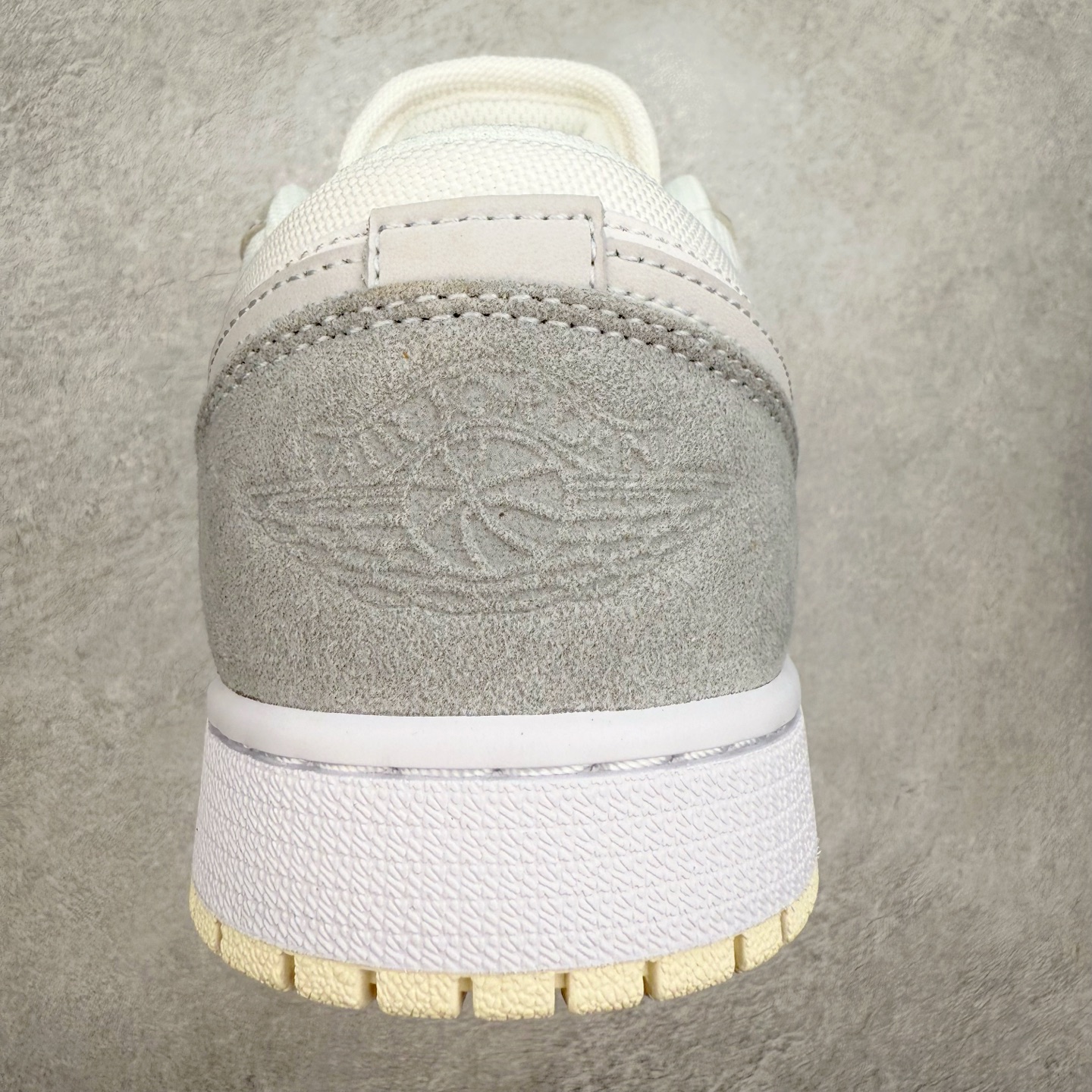 图片[8]-＃福利特价 Air Jordan AJ1 Low 低帮系列 百分百全新货品 零氧化发霉 给足利润空间操作 超乎所想的高性价比 原装楦头纸板开发 完美鞋型 超高清洁度 鞋型不臃肿别扭 原厂内置全掌气垫 A模大底 鞋舌AJ原厂专用牛津布 AJ专用反口珍珠布 原厂无杂质高弹内里海棉 特殊封边弹力鞋带 原鞋开模 拒绝公底 购置公司同步原材料 都有细节原汁原味 忠于原版 尺码：36 36.5 37.5 38 38.5 39 40 40.5 41 42 42.5 43 44 44.5 45 46-选品中心