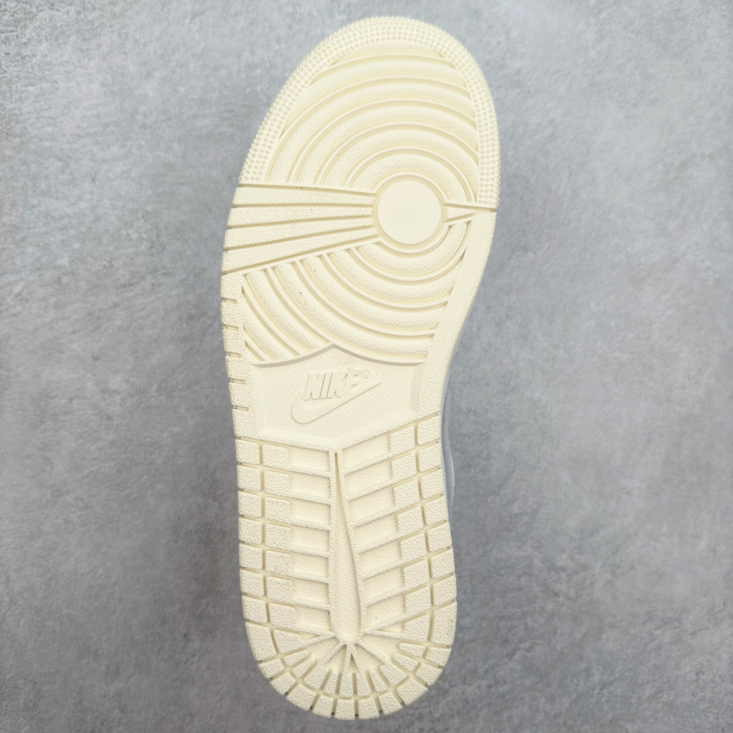 图片[9]-＃福利特价 Air Jordan AJ1 Low 低帮系列 百分百全新货品 零氧化发霉 给足利润空间操作 超乎所想的高性价比 原装楦头纸板开发 完美鞋型 超高清洁度 鞋型不臃肿别扭 原厂内置全掌气垫 A模大底 鞋舌AJ原厂专用牛津布 AJ专用反口珍珠布 原厂无杂质高弹内里海棉 特殊封边弹力鞋带 原鞋开模 拒绝公底 购置公司同步原材料 都有细节原汁原味 忠于原版 尺码：36 36.5 37.5 38 38.5 39 40 40.5 41 42 42.5 43 44 44.5 45 46-选品中心