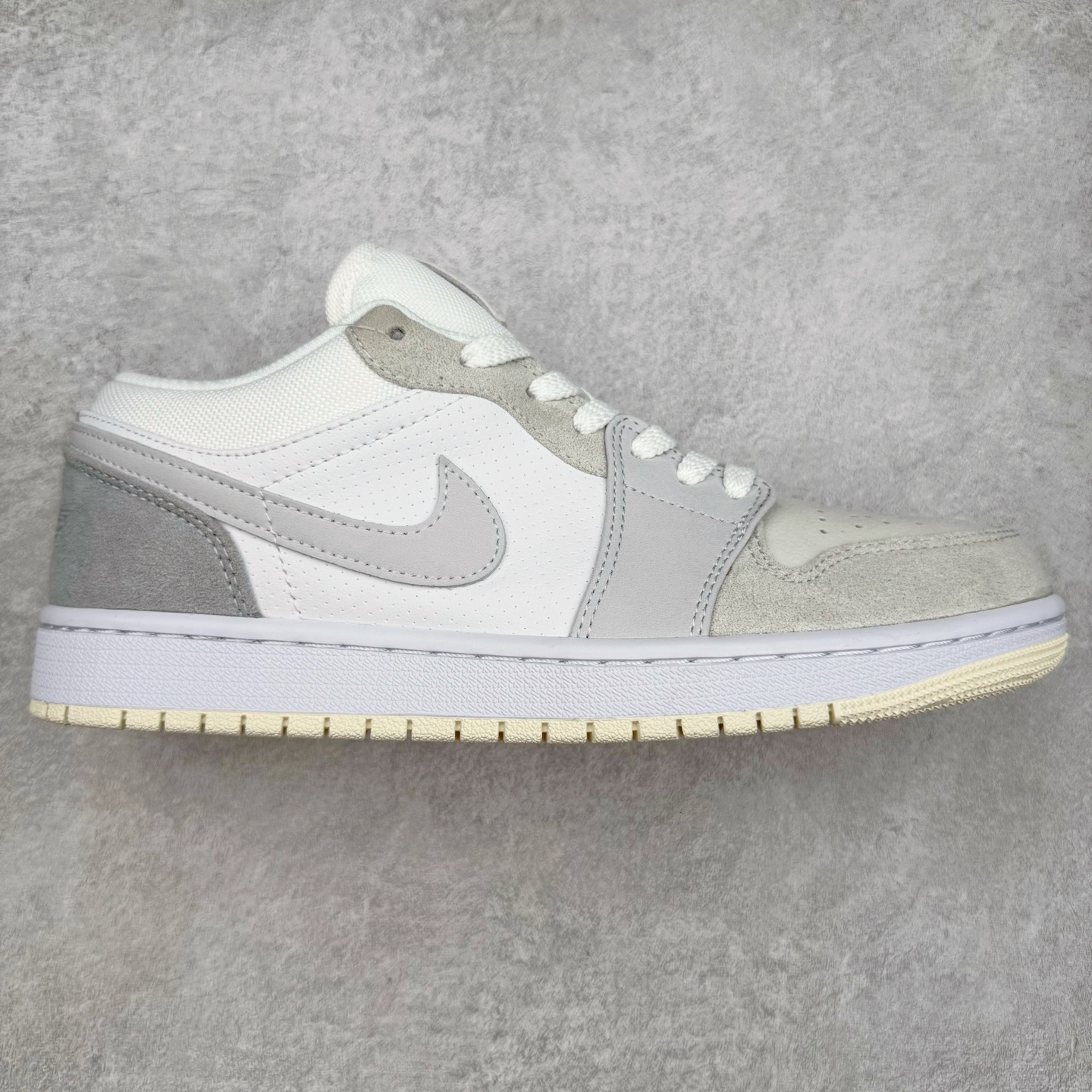 图片[7]-＃福利特价 Air Jordan AJ1 Low 低帮系列 百分百全新货品 零氧化发霉 给足利润空间操作 超乎所想的高性价比 原装楦头纸板开发 完美鞋型 超高清洁度 鞋型不臃肿别扭 原厂内置全掌气垫 A模大底 鞋舌AJ原厂专用牛津布 AJ专用反口珍珠布 原厂无杂质高弹内里海棉 特殊封边弹力鞋带 原鞋开模 拒绝公底 购置公司同步原材料 都有细节原汁原味 忠于原版 尺码：36 36.5 37.5 38 38.5 39 40 40.5 41 42 42.5 43 44 44.5 45 46-选品中心