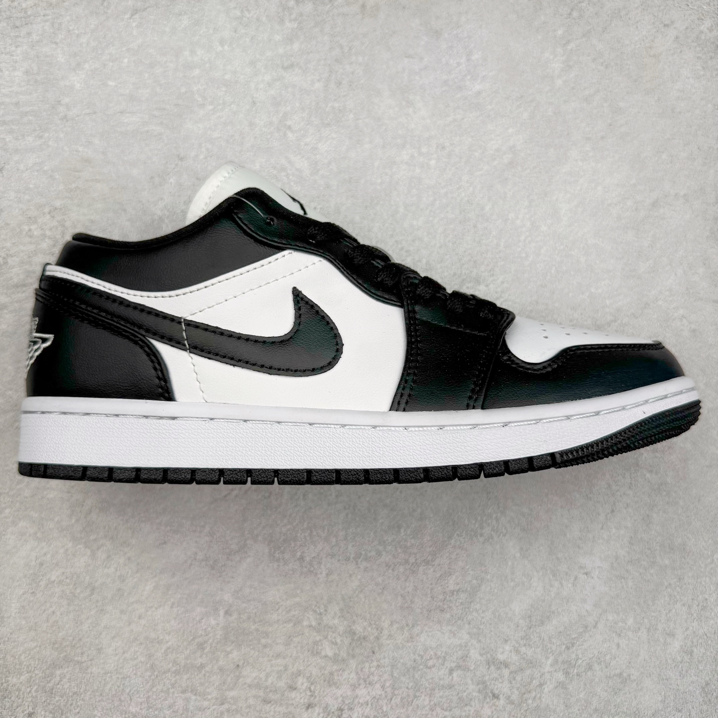 ＃福利特价 Air Jordan AJ1 Low 低帮系列 百分百全新货品 零氧化发霉 给足利润空间操作 超乎所想的高性价比 原装楦头纸板开发 完美鞋型 超高清洁度 鞋型不臃肿别扭 原厂内置全掌气垫 A模大底 鞋舌AJ原厂专用牛津布 AJ专用反口珍珠布 原厂无杂质高弹内里海棉 特殊封边弹力鞋带 原鞋开模 拒绝公底 购置公司同步原材料 都有细节原汁原味 忠于原版 尺码：36 36.5 37.5 38 38.5 39 40 40.5 41 42 42.5 43 44 44.5 45 46-选品中心