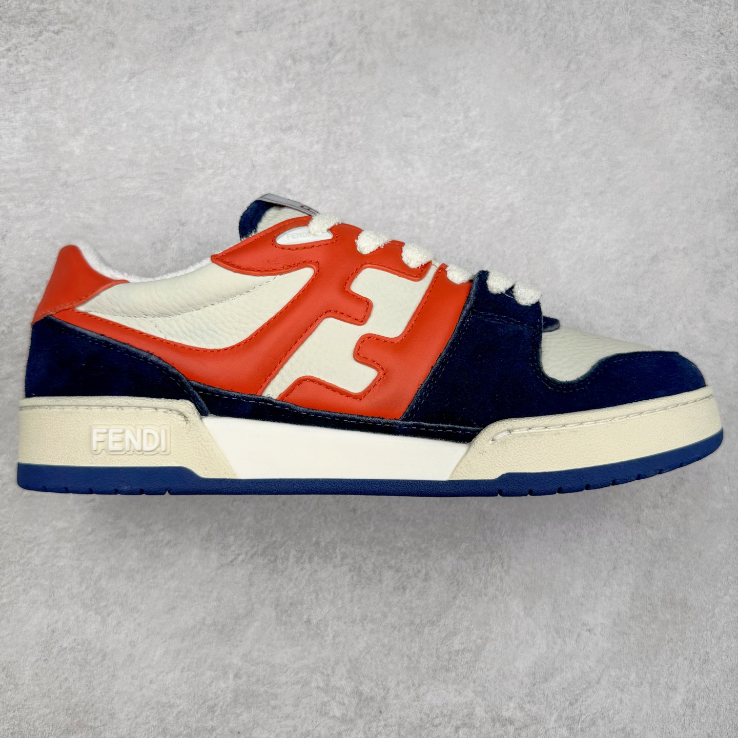 ＃纯原 FENDI 芬迪 Match sneaters 魔术贴低帮运动鞋 独家定制 全身20几个细节点全部做到一致还原 吊打市面所有版本 独家原装套装配件官方同源 渠道原装订单 全套专柜包装物及配件#鞋底嵌入核心防伪芯片感应装置 FENDI芬迪match最新爆款情侣款运动鞋板鞋原版购入 高工艺无缝细空胶技术 贴楦误差0.05mm,鞋底采用固特异内外锁死工艺 最大限度弯折永不开胶 原鞋一致效果环保无味 鞋面采用麂皮和皮革拼接组合 logo内里采用毛巾绒里 上脚超级柔软 轻便 舒适搭配卫衣 尺码：35 36 37 38 39 40 41 42 43 44 45-选品中心