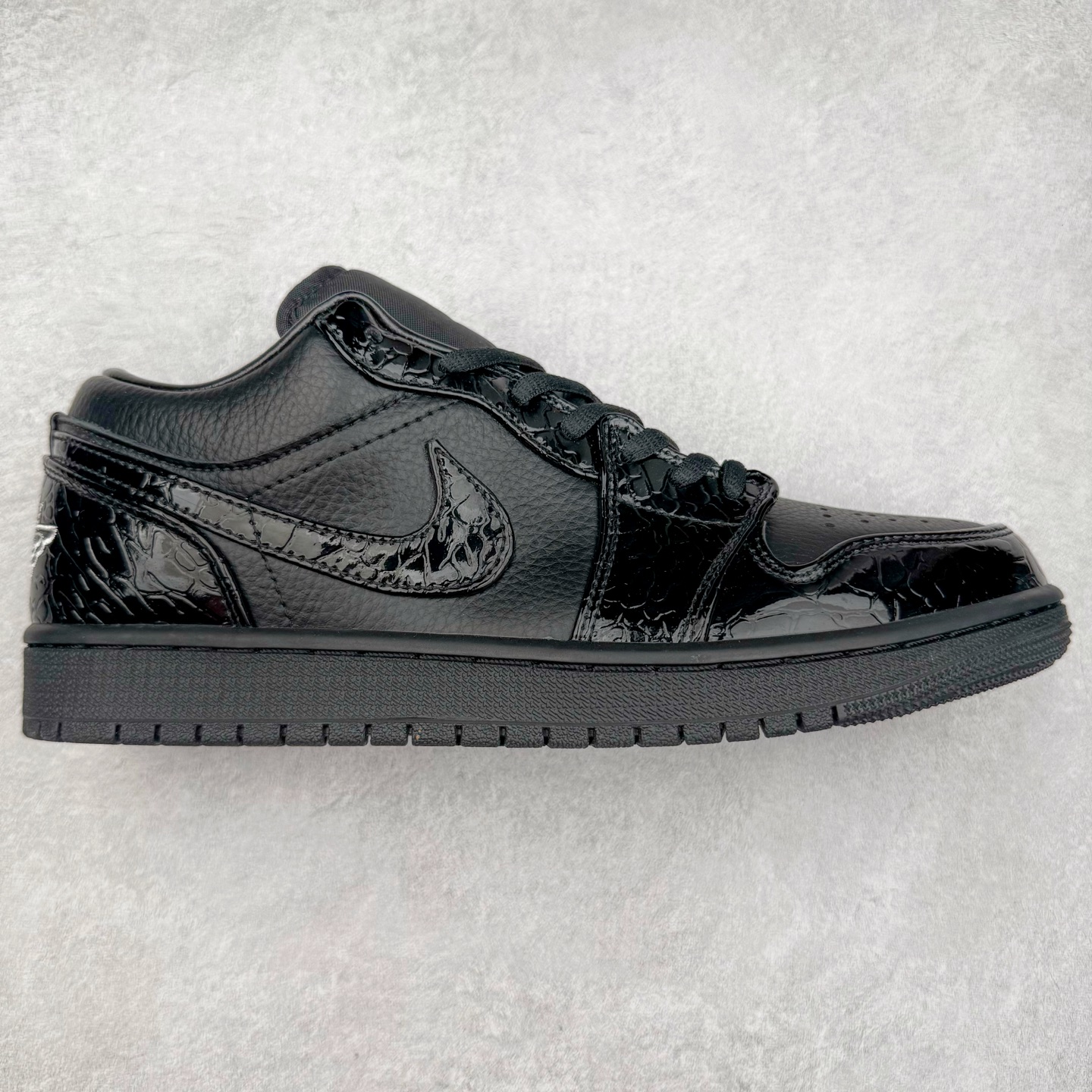 图片[9]-＃福利特价 Air Jordan AJ1 Low 低帮系列 百分百全新货品 零氧化发霉 给足利润空间操作 超乎所想的高性价比 原装楦头纸板开发 完美鞋型 超高清洁度 鞋型不臃肿别扭 原厂内置全掌气垫 A模大底 鞋舌AJ原厂专用牛津布 AJ专用反口珍珠布 原厂无杂质高弹内里海棉 特殊封边弹力鞋带 原鞋开模 拒绝公底 购置公司同步原材料 都有细节原汁原味 忠于原版 尺码：36 36.5 37.5 38 38.5 39 40 40.5 41 42 42.5 43 44 44.5 45 46-选品中心