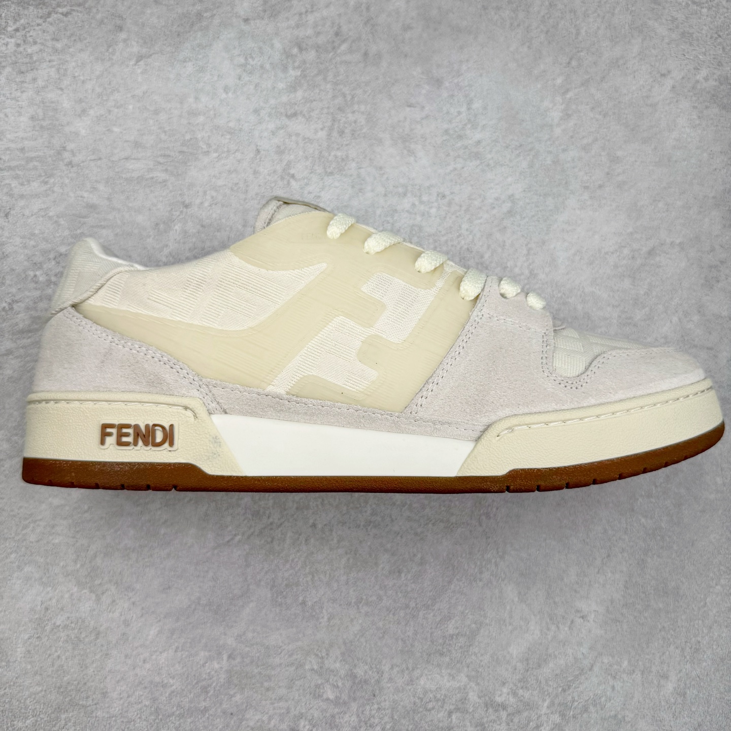 ＃纯原 FENDI 芬迪 Match sneaters 魔术贴低帮运动鞋 独家定制 全身20几个细节点全部做到一致还原 吊打市面所有版本 独家原装套装配件官方同源 渠道原装订单 全套专柜包装物及配件#鞋底嵌入核心防伪芯片感应装置 FENDI芬迪match最新爆款情侣款运动鞋板鞋原版购入 高工艺无缝细空胶技术 贴楦误差0.05mm,鞋底采用固特异内外锁死工艺 最大限度弯折永不开胶 原鞋一致效果环保无味 鞋面采用麂皮和皮革拼接组合 logo内里采用毛巾绒里 上脚超级柔软 轻便 舒适搭配卫衣 尺码：35 36 37 38 39 40 41 42 43 44 45-选品中心