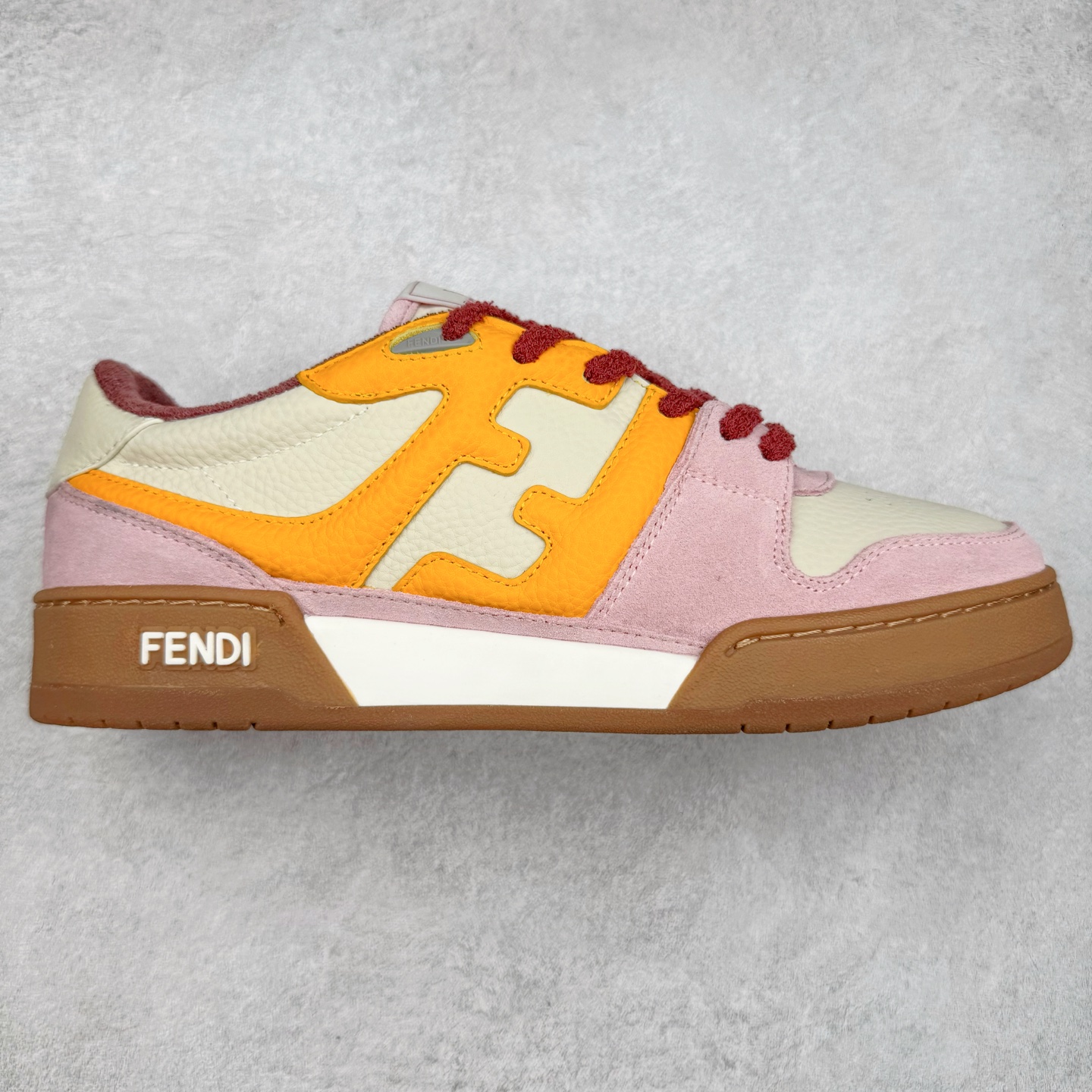 ＃纯原 FENDI 芬迪 Match sneaters 魔术贴低帮运动鞋 独家定制 全身20几个细节点全部做到一致还原 吊打市面所有版本 独家原装套装配件官方同源 渠道原装订单 全套专柜包装物及配件#鞋底嵌入核心防伪芯片感应装置 FENDI芬迪match最新爆款情侣款运动鞋板鞋原版购入 高工艺无缝细空胶技术 贴楦误差0.05mm,鞋底采用固特异内外锁死工艺 最大限度弯折永不开胶 原鞋一致效果环保无味 鞋面采用麂皮和皮革拼接组合 logo内里采用毛巾绒里 上脚超级柔软 轻便 舒适搭配卫衣 尺码：35 36 37 38 39 40 41 42 43 44 45-选品中心