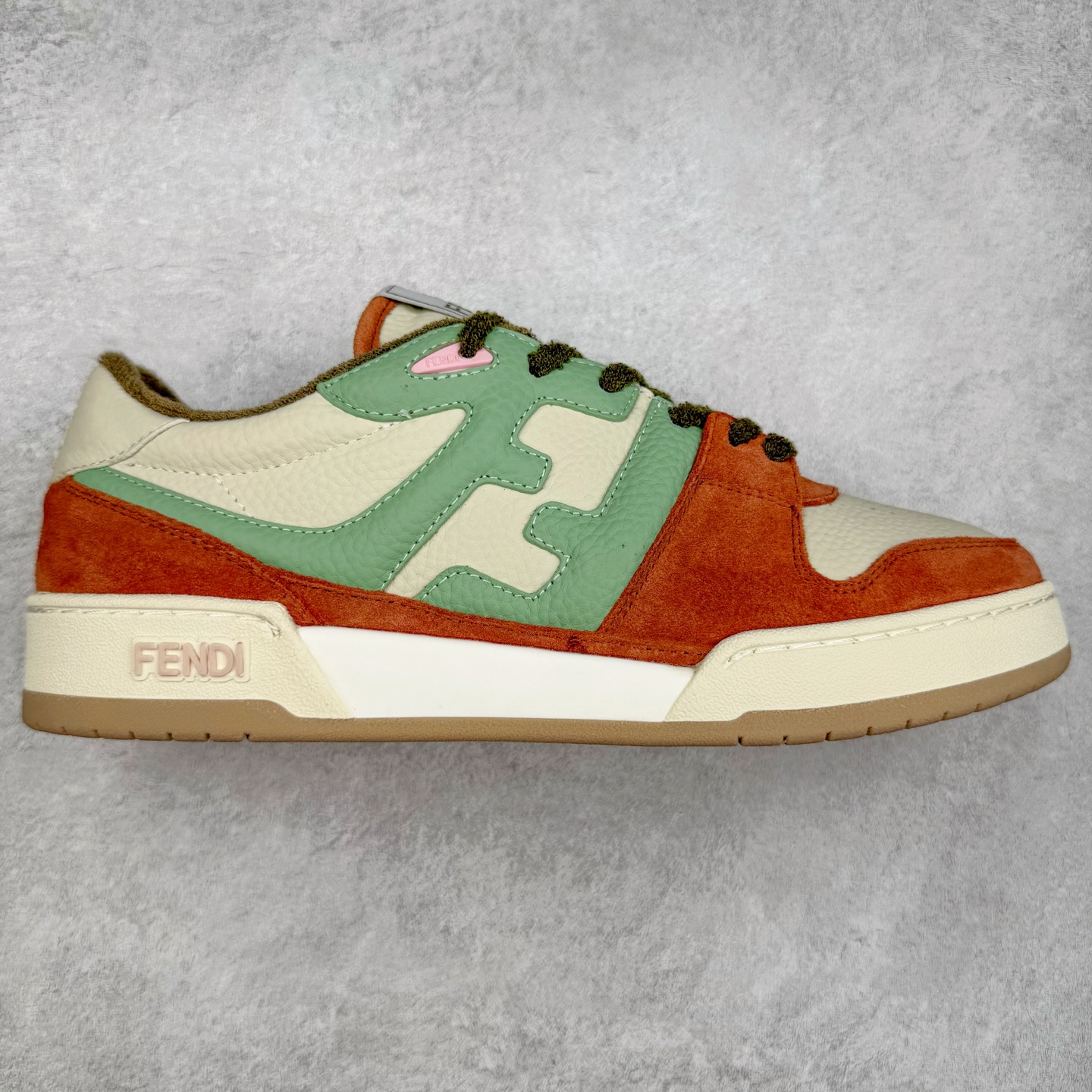 图片[6]-＃纯原 FENDI 芬迪 Match sneaters 魔术贴低帮运动鞋 独家定制 全身20几个细节点全部做到一致还原 吊打市面所有版本 独家原装套装配件官方同源 渠道原装订单 全套专柜包装物及配件#鞋底嵌入核心防伪芯片感应装置 FENDI芬迪match最新爆款情侣款运动鞋板鞋原版购入 高工艺无缝细空胶技术 贴楦误差0.05mm,鞋底采用固特异内外锁死工艺 最大限度弯折永不开胶 原鞋一致效果环保无味 鞋面采用麂皮和皮革拼接组合 logo内里采用毛巾绒里 上脚超级柔软 轻便 舒适搭配卫衣 尺码：35 36 37 38 39 40 41 42 43 44 45-选品中心