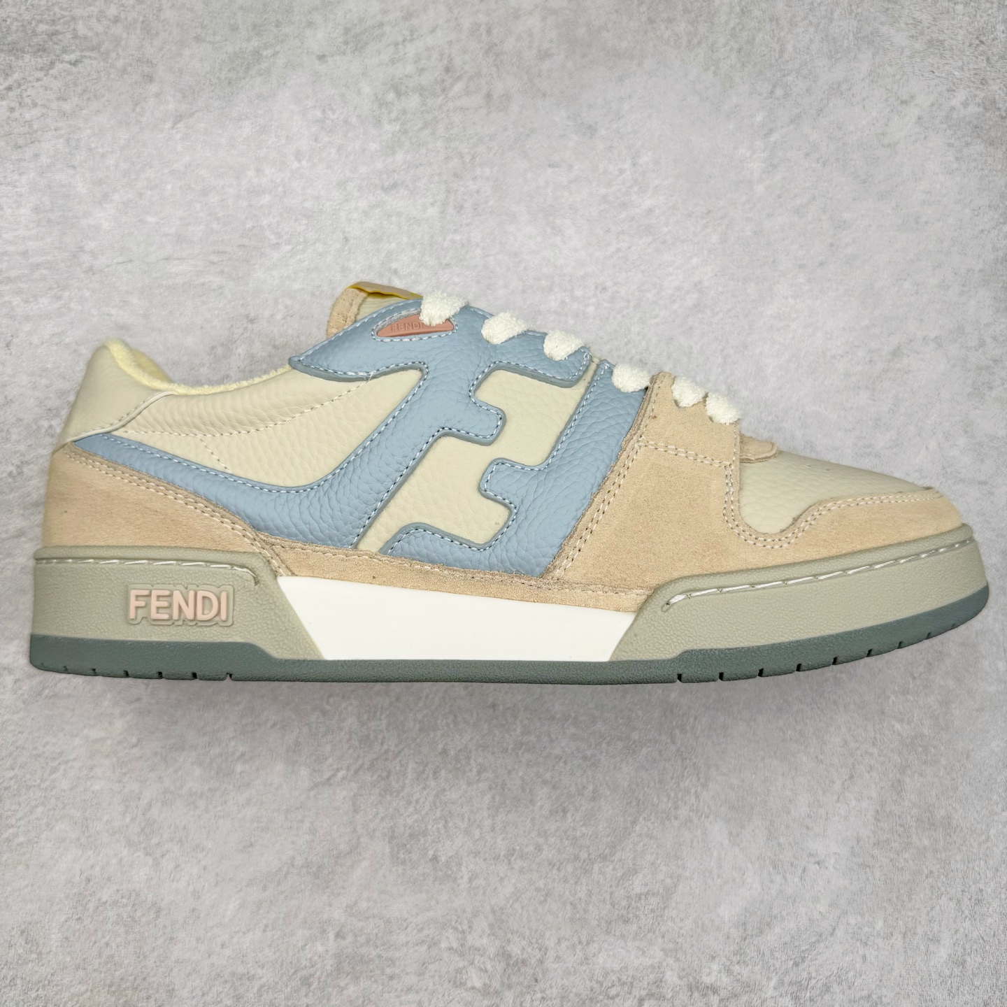 图片[7]-＃纯原 FENDI 芬迪 Match sneaters 魔术贴低帮运动鞋 独家定制 全身20几个细节点全部做到一致还原 吊打市面所有版本 独家原装套装配件官方同源 渠道原装订单 全套专柜包装物及配件#鞋底嵌入核心防伪芯片感应装置 FENDI芬迪match最新爆款情侣款运动鞋板鞋原版购入 高工艺无缝细空胶技术 贴楦误差0.05mm,鞋底采用固特异内外锁死工艺 最大限度弯折永不开胶 原鞋一致效果环保无味 鞋面采用麂皮和皮革拼接组合 logo内里采用毛巾绒里 上脚超级柔软 轻便 舒适搭配卫衣 尺码：35 36 37 38 39 40 41 42 43 44 45-选品中心