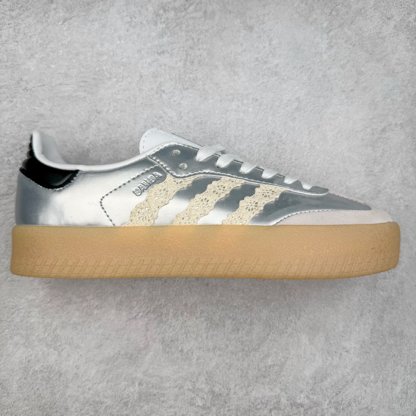 AD Samba XLG 桑巴舞加大厚底版系列德训风百搭松糕休闲运动板鞋生胶底 IG5745 自Originals Samba成功借势Blokecore风潮一跃成为街头巷尾的焦点鞋款后,不论是围绕Samba本身打造的各式「变种版本」,还是以Samba为蓝本打造联名鞋款,都成为了时尚潮流人士日常穿搭首选。Samba XLG是adidas Originals不断扩展XLG系列的一部分,旨在与年轻文化相契合,迎合那些希望通过个性时尚表达自我而不愿牺牲舒适度的年轻群体。街头时尚领域的Gen Z特别偏爱宽松的穿着风格。Samba XLG针对这一点做了创新。它在延续Samba OG经典设计的基础上,迎合年轻群体的穿着习惯,重塑为宽大的鞋身比例轮廓以及加厚中底,让消费者轻松展示自己独特的风格。全新的Samba XLG系列不仅迎合了当下年轻群体的穿搭习惯,加宽了鞋身比例以及将中底进一步增厚,在视觉比例上更加饱满,同时还保留了经典Samba的细节,这样一来,鞋迷朋友在穿搭上不仅能更加个性化,而且还能延续一定的复古感受。尺码：36 36⅔ 37⅓ 38 38⅔ 39⅓ 40 40⅔ 41⅓ 42 42⅔ 43⅓ 44 45-选品中心